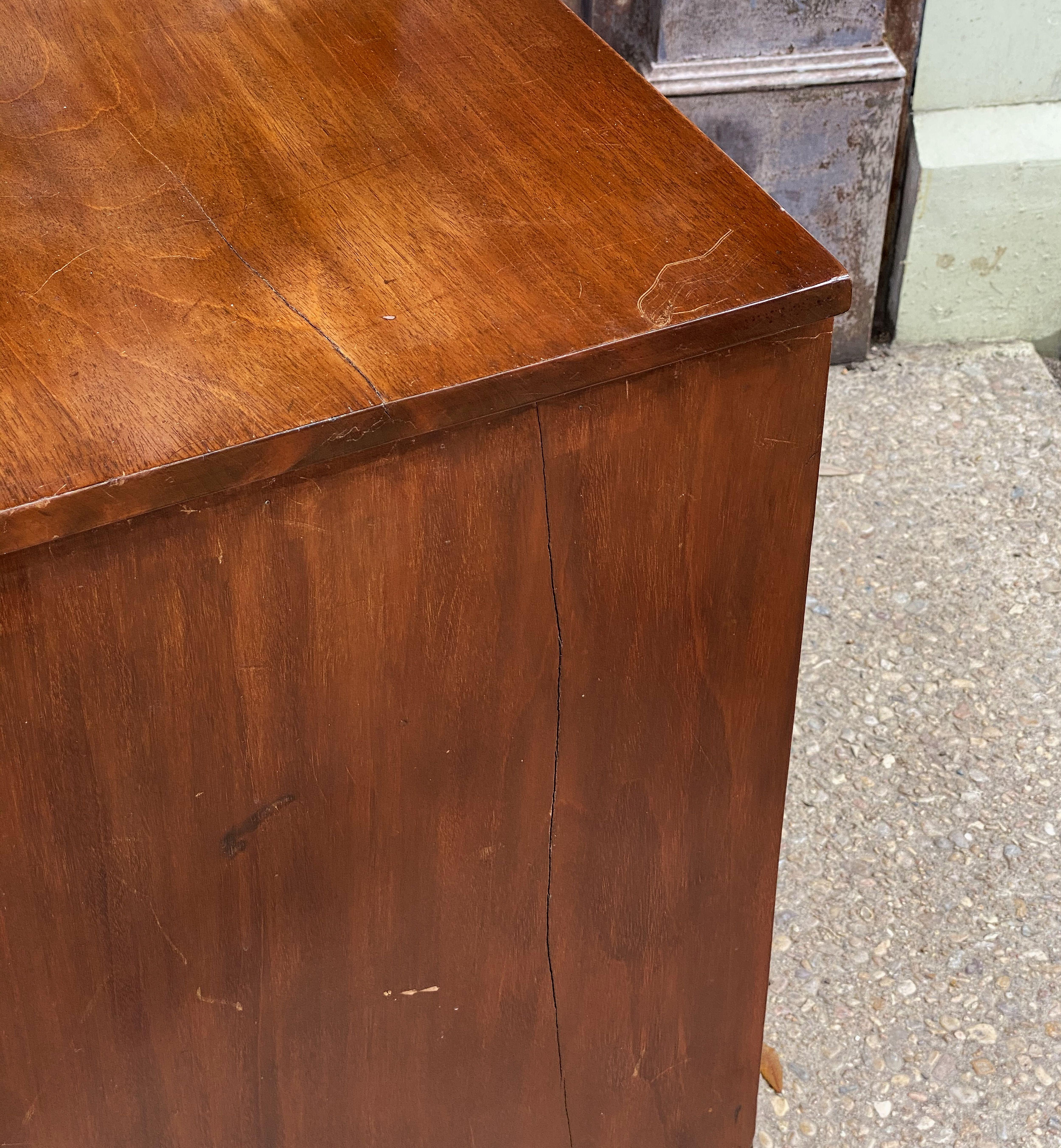 English Bow Front Small Chest of Mahogany from the 19th Century For Sale 10