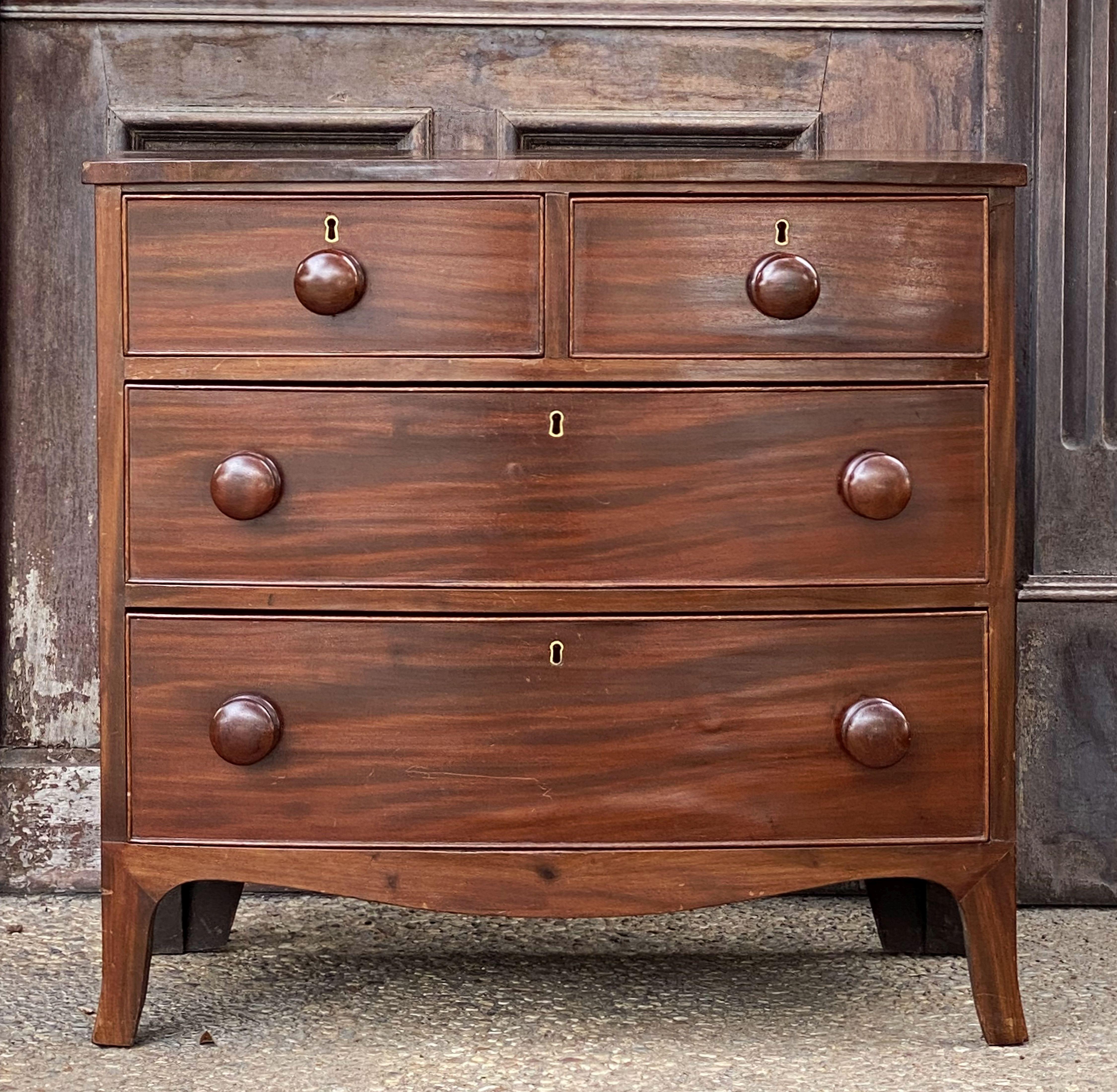 English Bow Front Small Chest of Mahogany from the 19th Century For Sale 1
