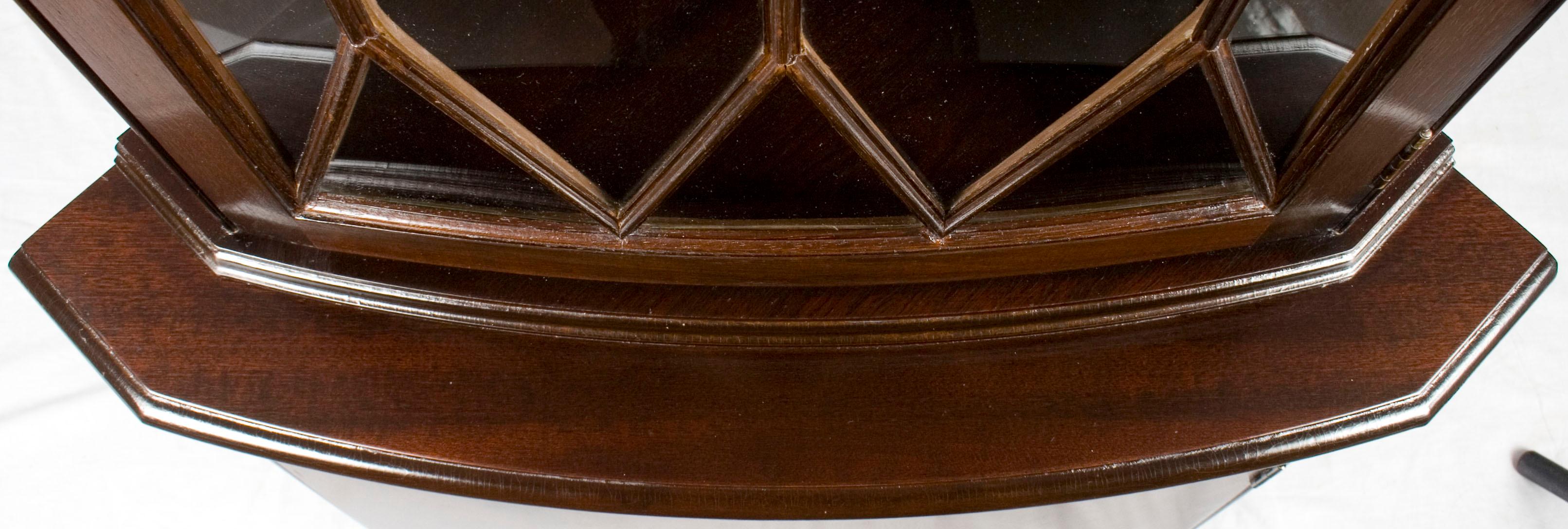 English Bow Front Tall Narrow Corner Cabinet Cupboard (Mitte des 20. Jahrhunderts)
