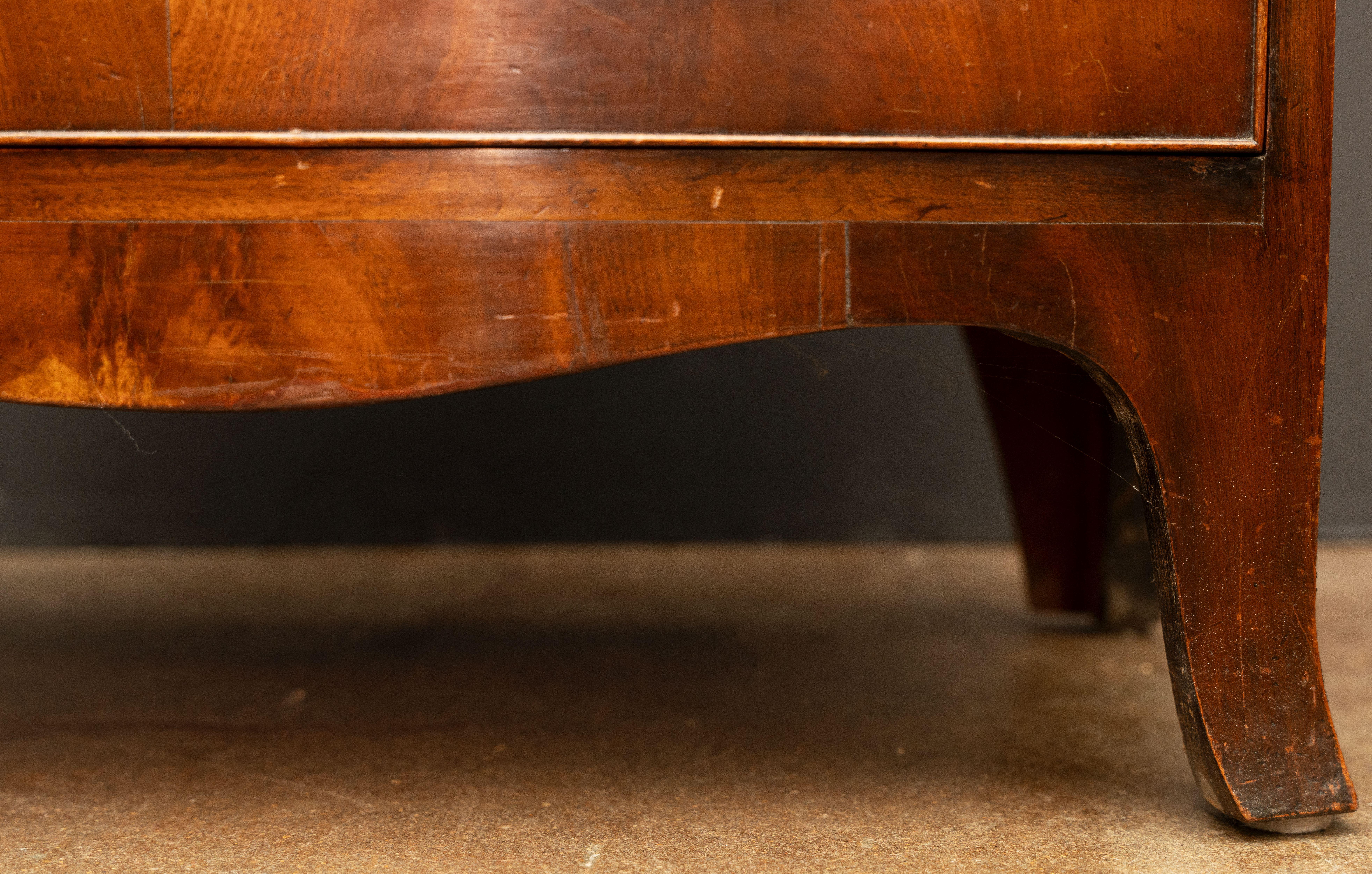 English Bow Fronted Small Chest of Mahogany with Four Drawers For Sale 5