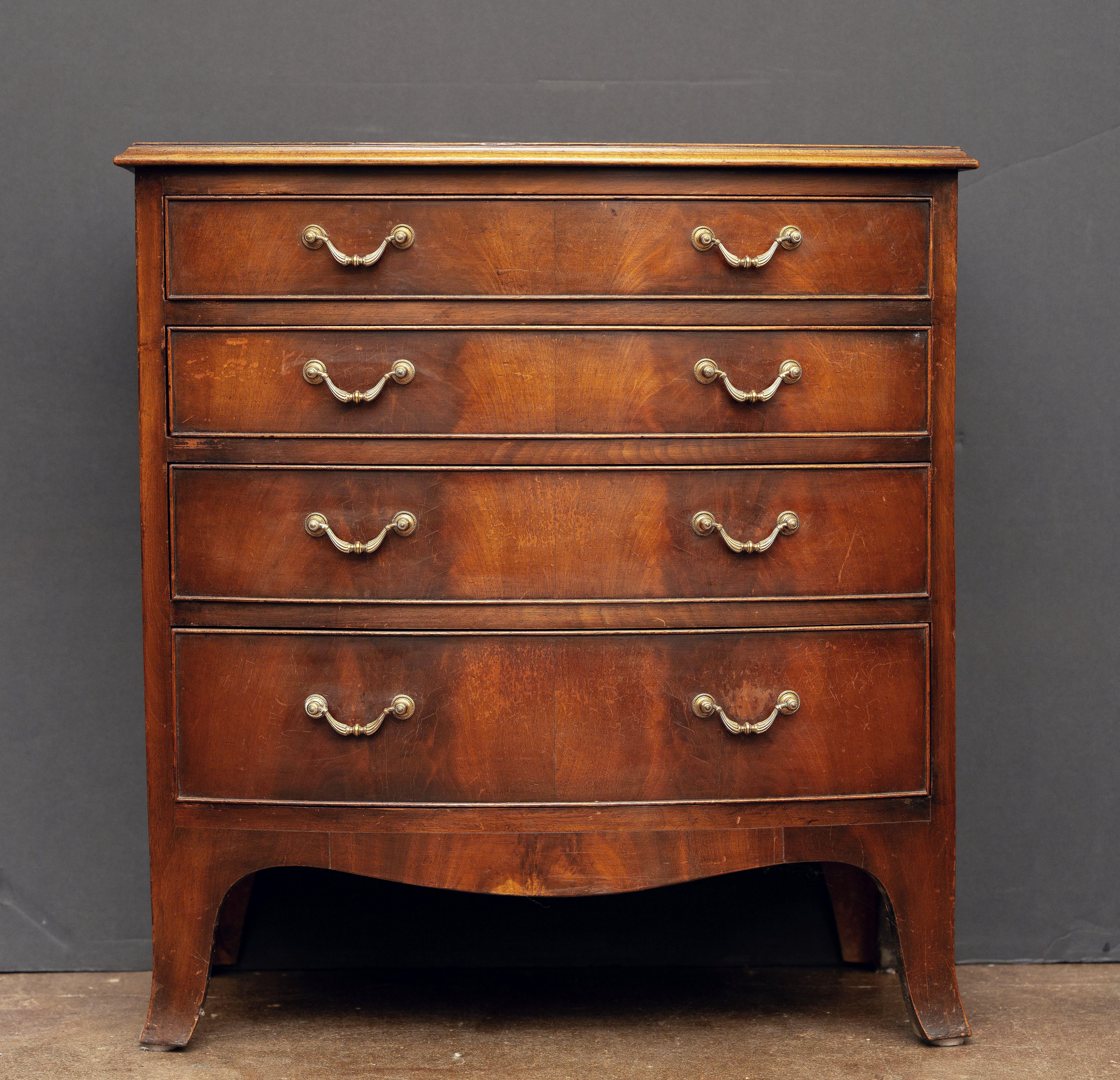 English Bow Fronted Small Chest of Mahogany with Four Drawers In Good Condition For Sale In Austin, TX
