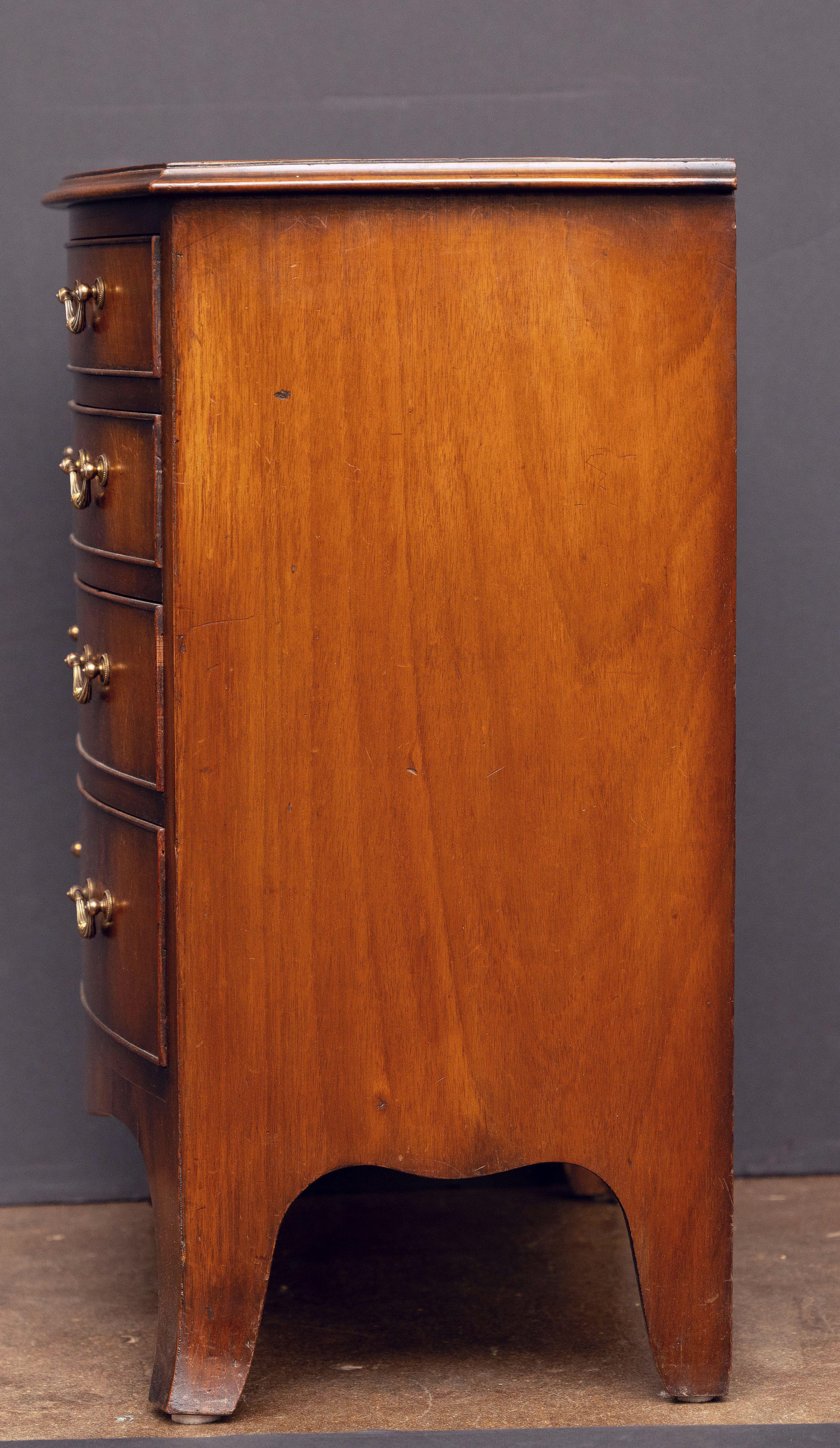 English Bow Fronted Small Chest of Mahogany with Four Drawers For Sale 3