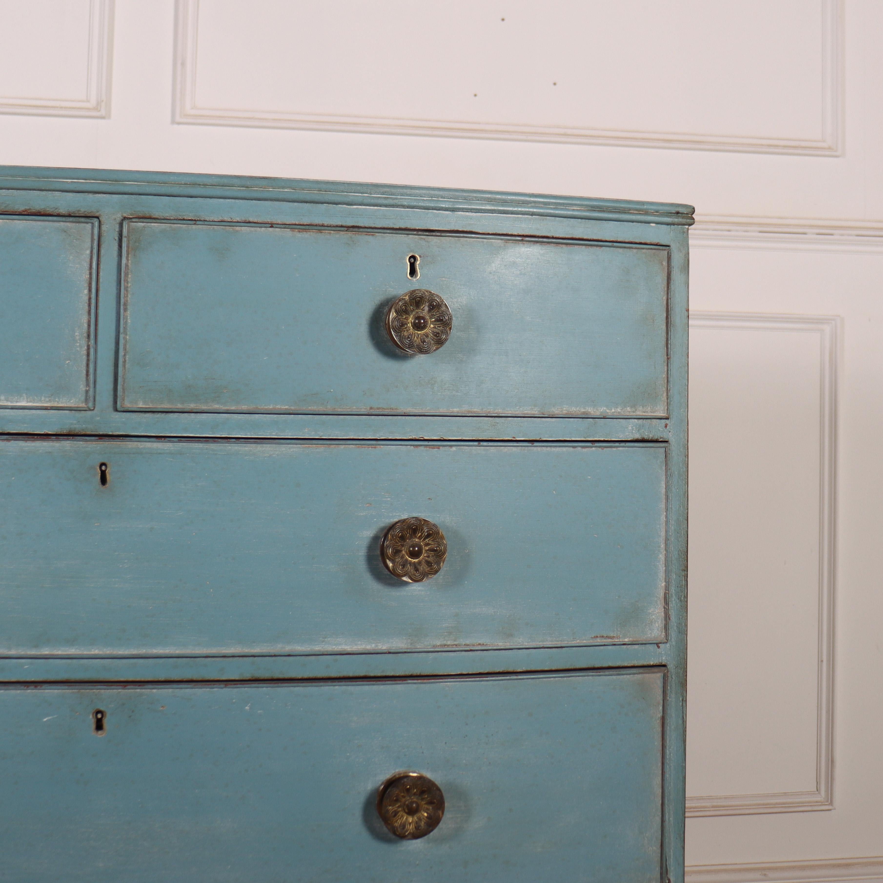 English Bowfront Chest of Drawers In Good Condition For Sale In Leamington Spa, Warwickshire