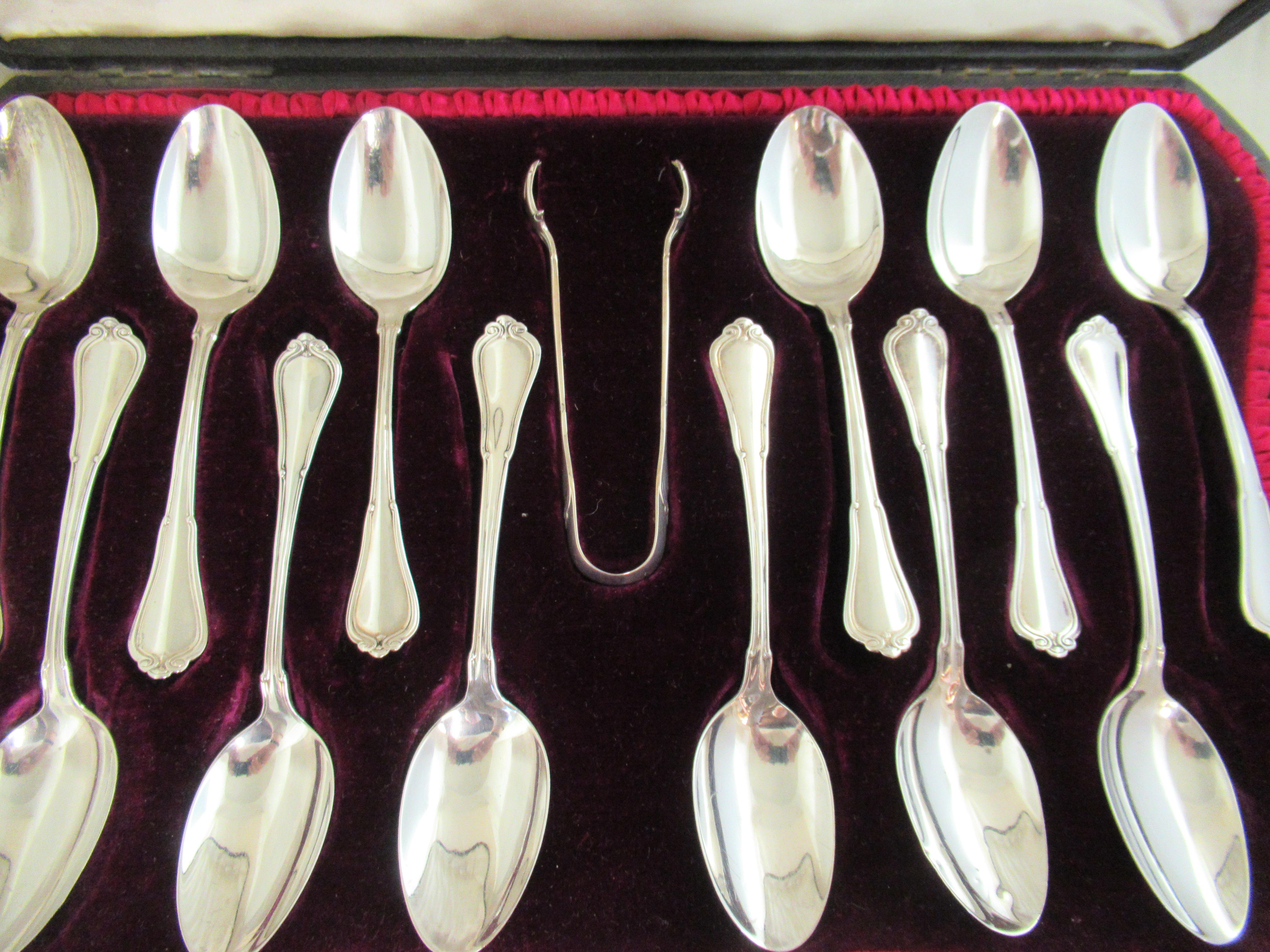 Sterling Silver -  superb box of 12 LARGE TEASPOONS + TONGS, all in beautiful, unused condition.
Made in 1904, and with an English import mark for Birmingham 1904.
The maker`s mark is  G.M.Co., for the Gorham Manufacturing Company, Providence, Rhode