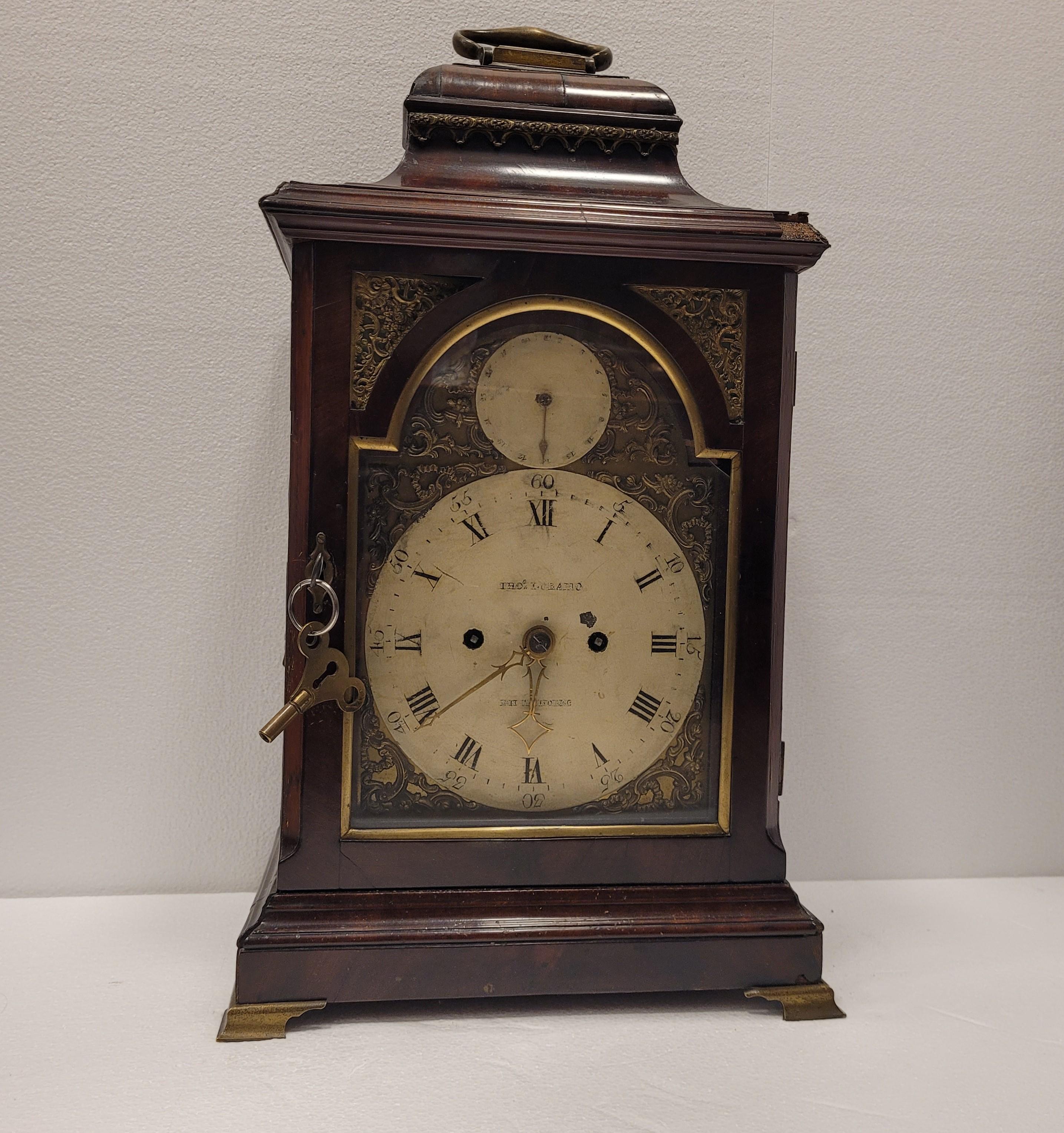 18h century Georgian English bracket clock.

A fine quality  mahogany and ormolu-mounted Georgian III English Bracket.
Exquisite bracket clock made by the watchmaker Thomas Lozano, signed in London, in 18th century England. This table clock has a