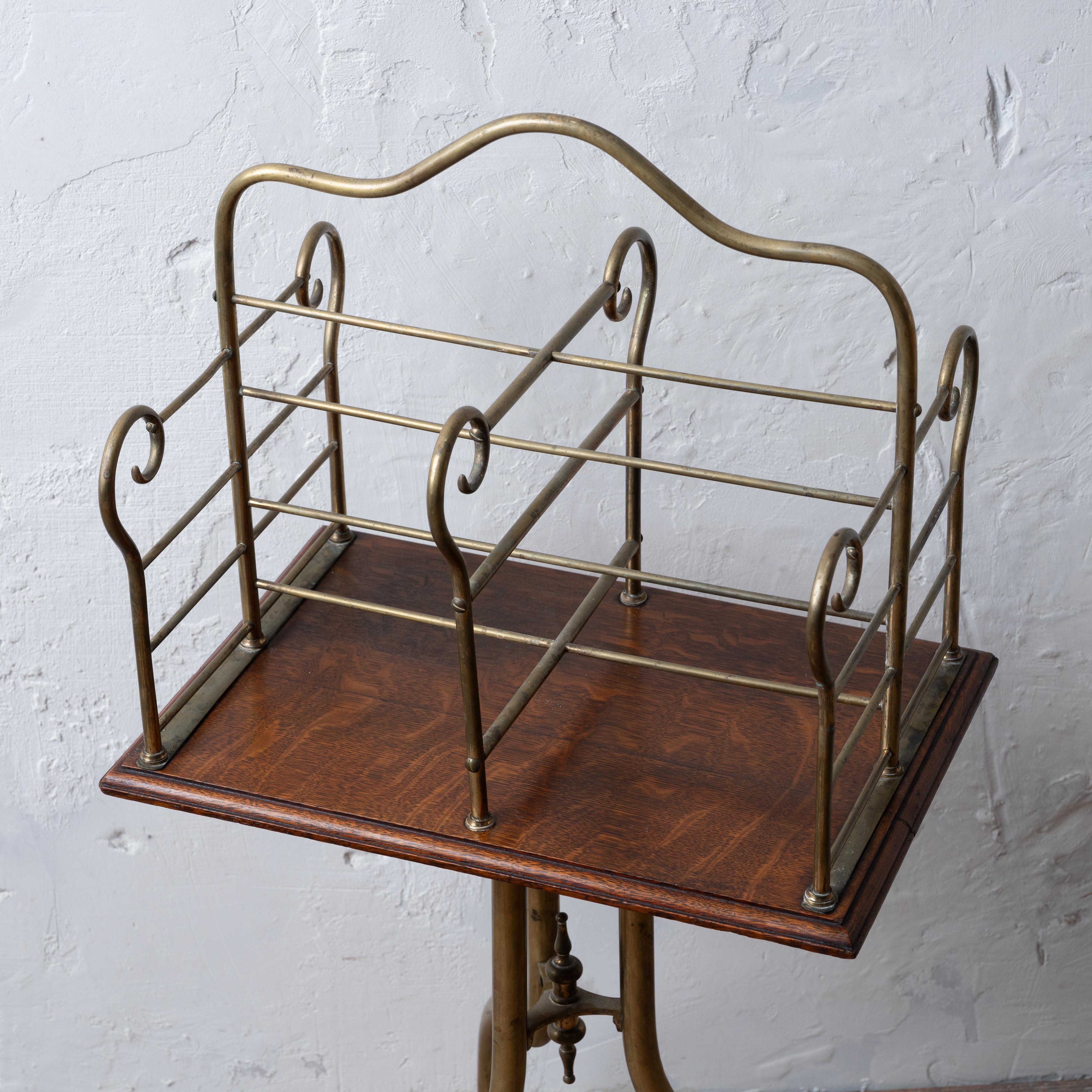 Ottone Leggio inglese in ottone e Oak, XIX secolo in vendita