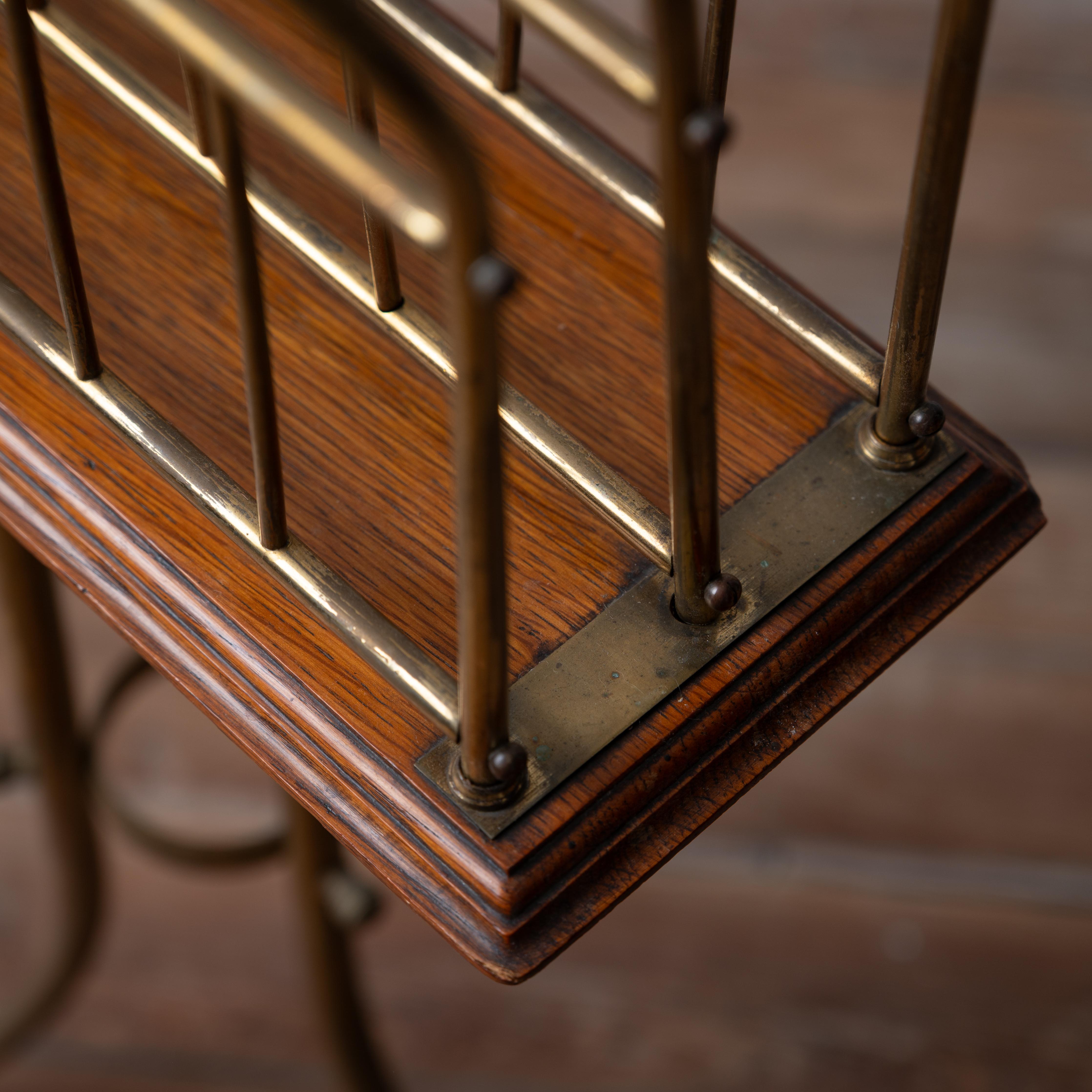 Ottone Leggio inglese in ottone e Oak, XIX secolo in vendita