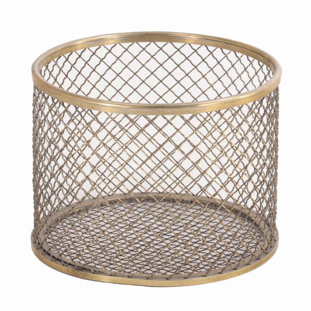 Dieser warme Vintage-Korb aus Mesh und Messing ist vielseitig und nützlich. Vielleicht eignet er sich perfekt für einen Abfallbehälter in Ihrem Badezimmer oder Sie stellen eine Topfpflanze hinein, um einen schlichten Topf interessanter zu machen.