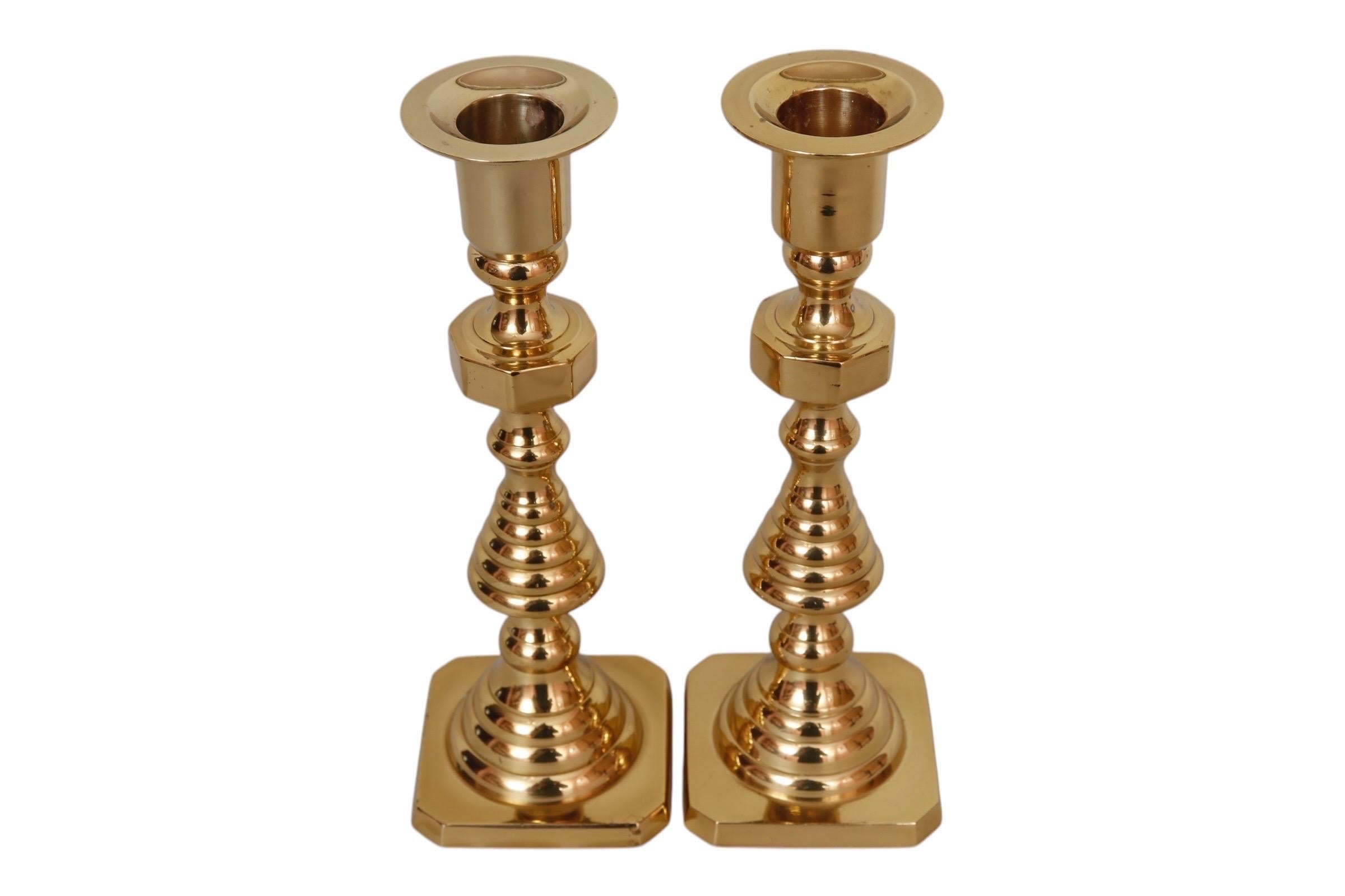 Coppia di portacandele inglesi in ottone. Tornito con colonne a forma di alveare sopra basi quadrate. Dimensioni per portacandela.