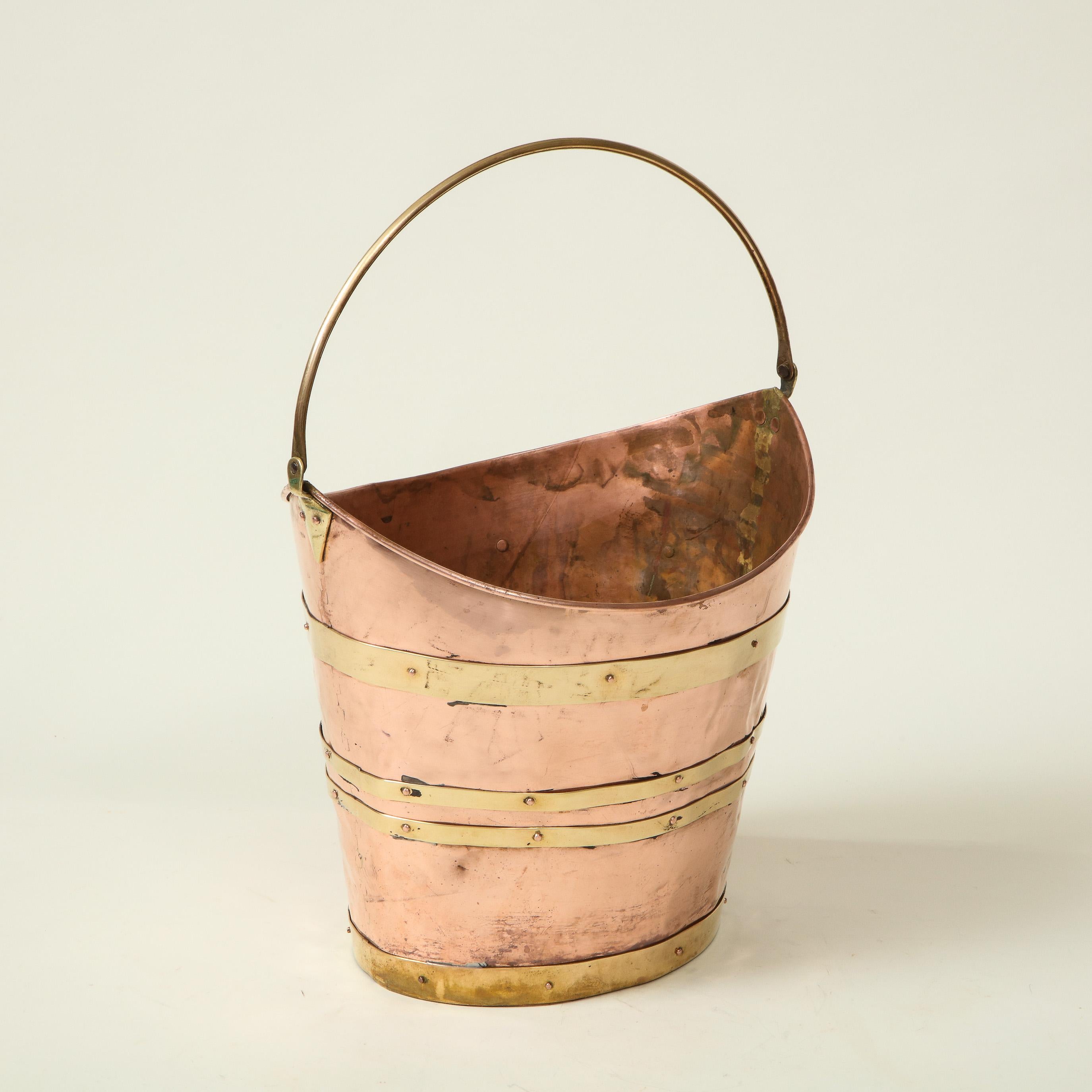 English Brass-Bound Copper Bucket In Good Condition In New York, NY