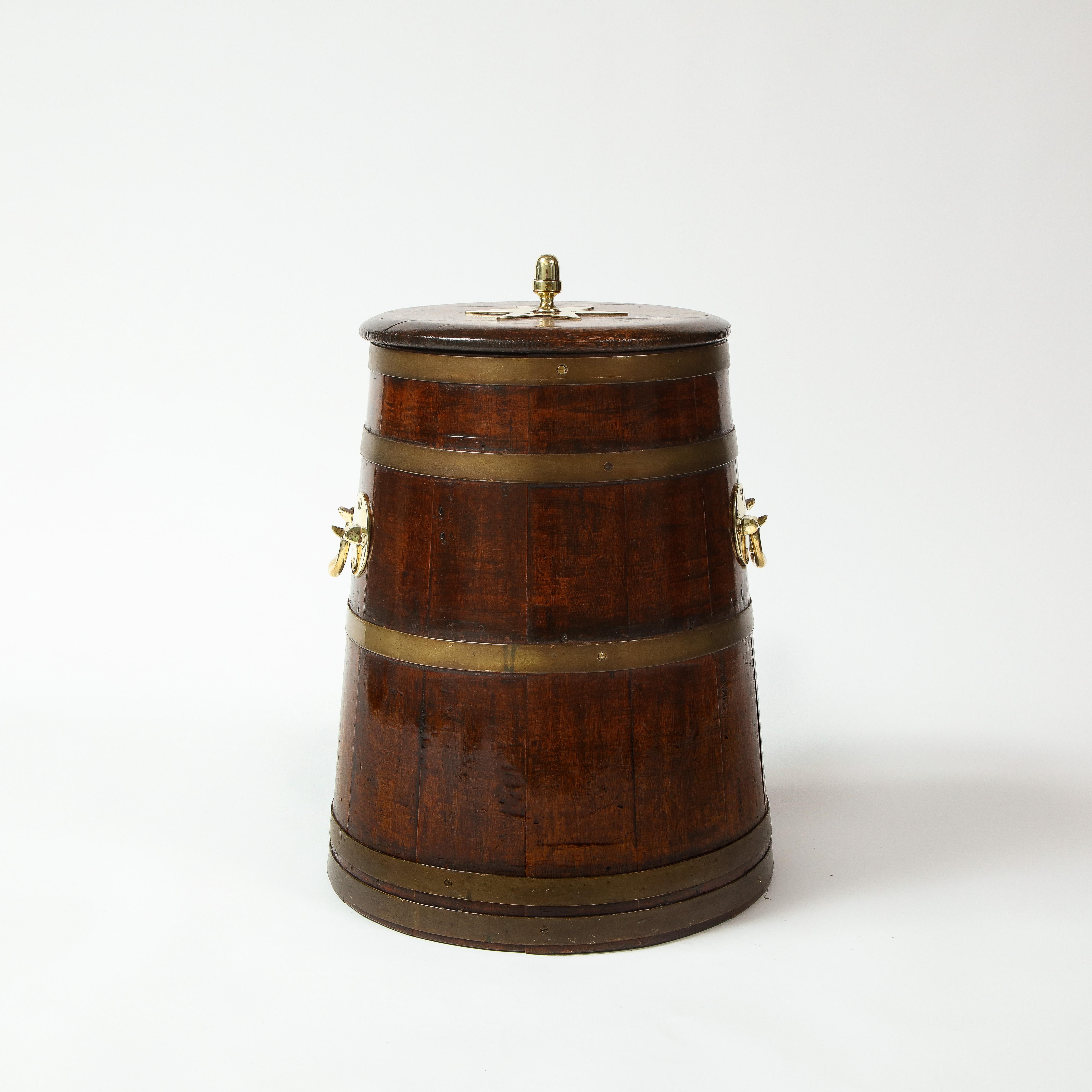 Di forma svasata arrotondata con cinque bande concentriche in ottone; con coperchio rimovibile con bordo modellato sormontato da un pomello in ottone centrato con piastra posteriore a forma di stella.
