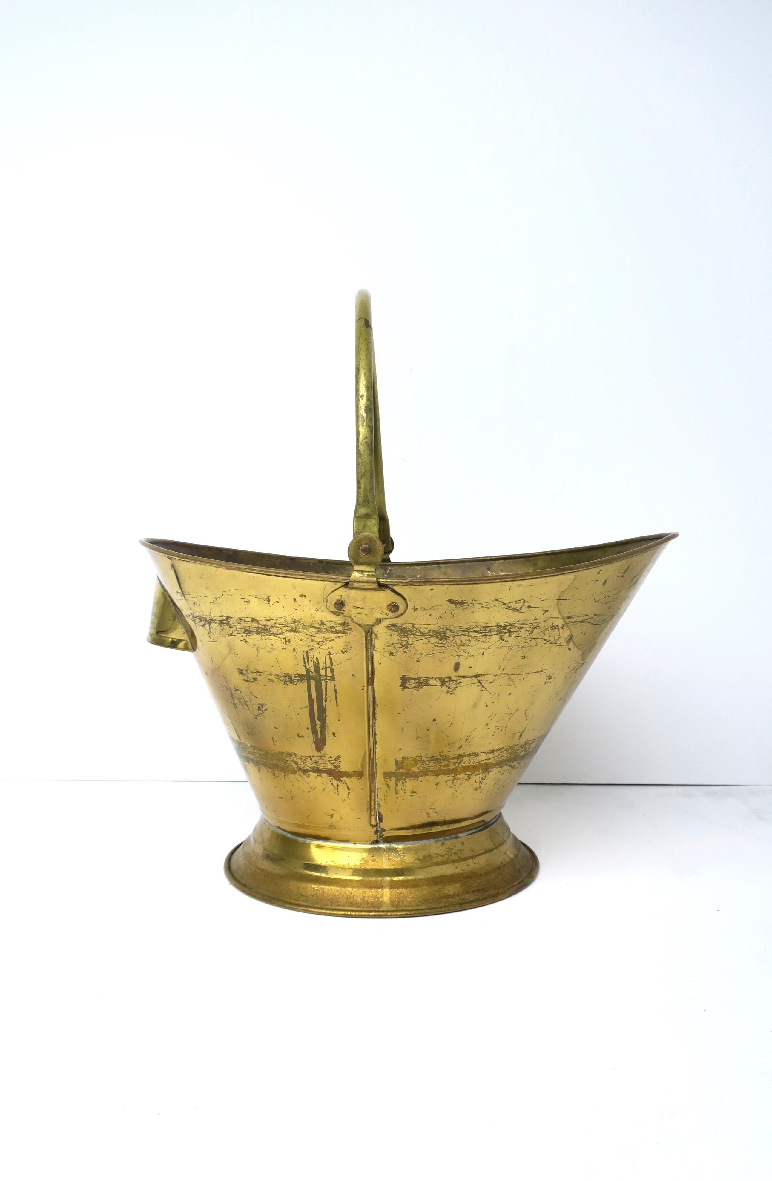 English Brass Coal Scuttle Fireplace Bucket Pot In Good Condition For Sale In New York, NY