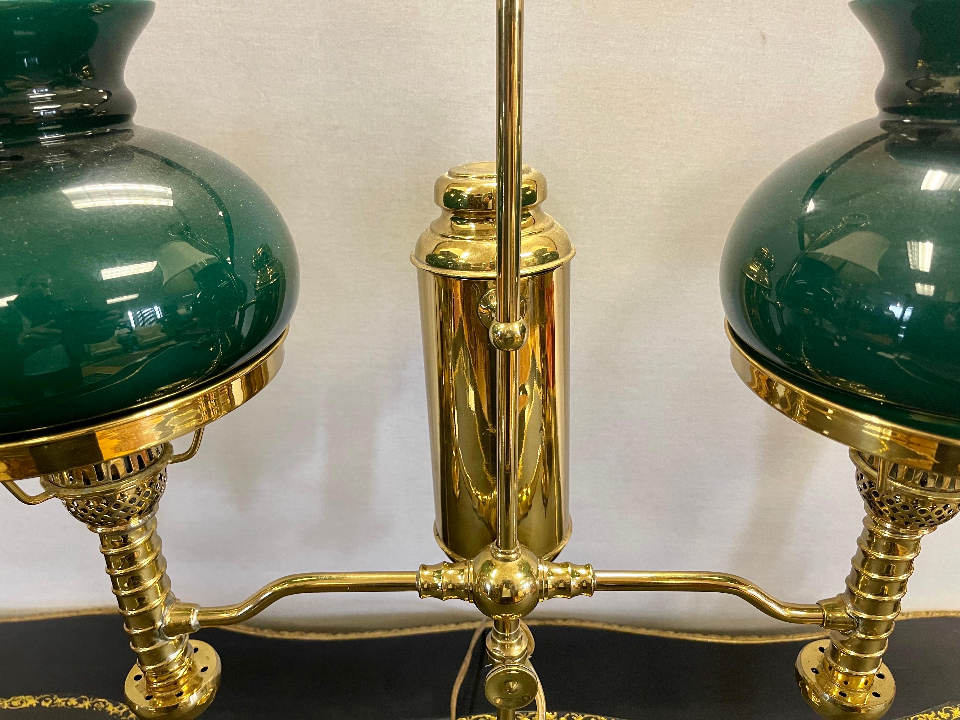 Englische Doppelarm-Lampe aus Messing mit grünen Hurricanes-Glasschirmen (Viktorianisch)