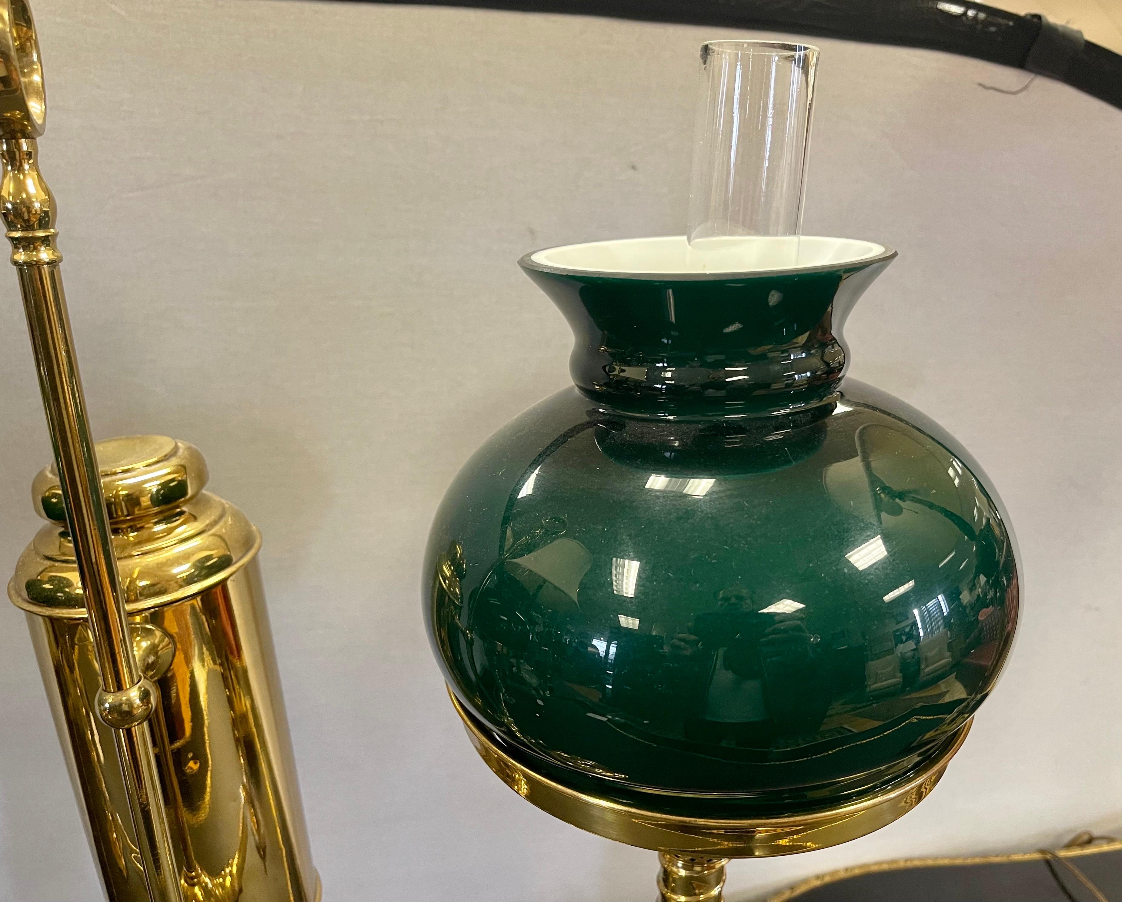 Englische Doppelarm-Lampe aus Messing mit grünen Hurricanes-Glasschirmen (20. Jahrhundert)
