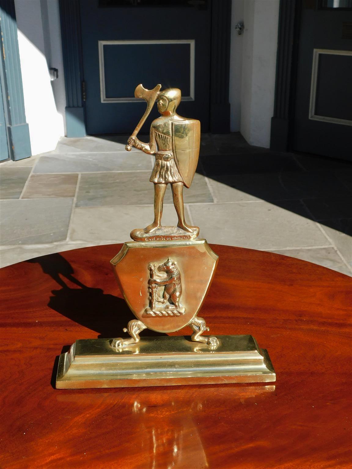 Fermaporta inglese in ottone con cavaliere figurato e scudo decorativo a forma di orso, con base rettangolare arretrata, metà del XIX secolo. Cavaliere Guy Earle of Warwick.