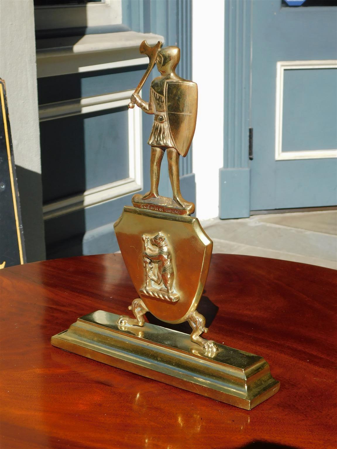 Calco Fermaporta Figurato in ottone con scudo di cavaliere e orso e base a gradini, 1850 ca. in vendita