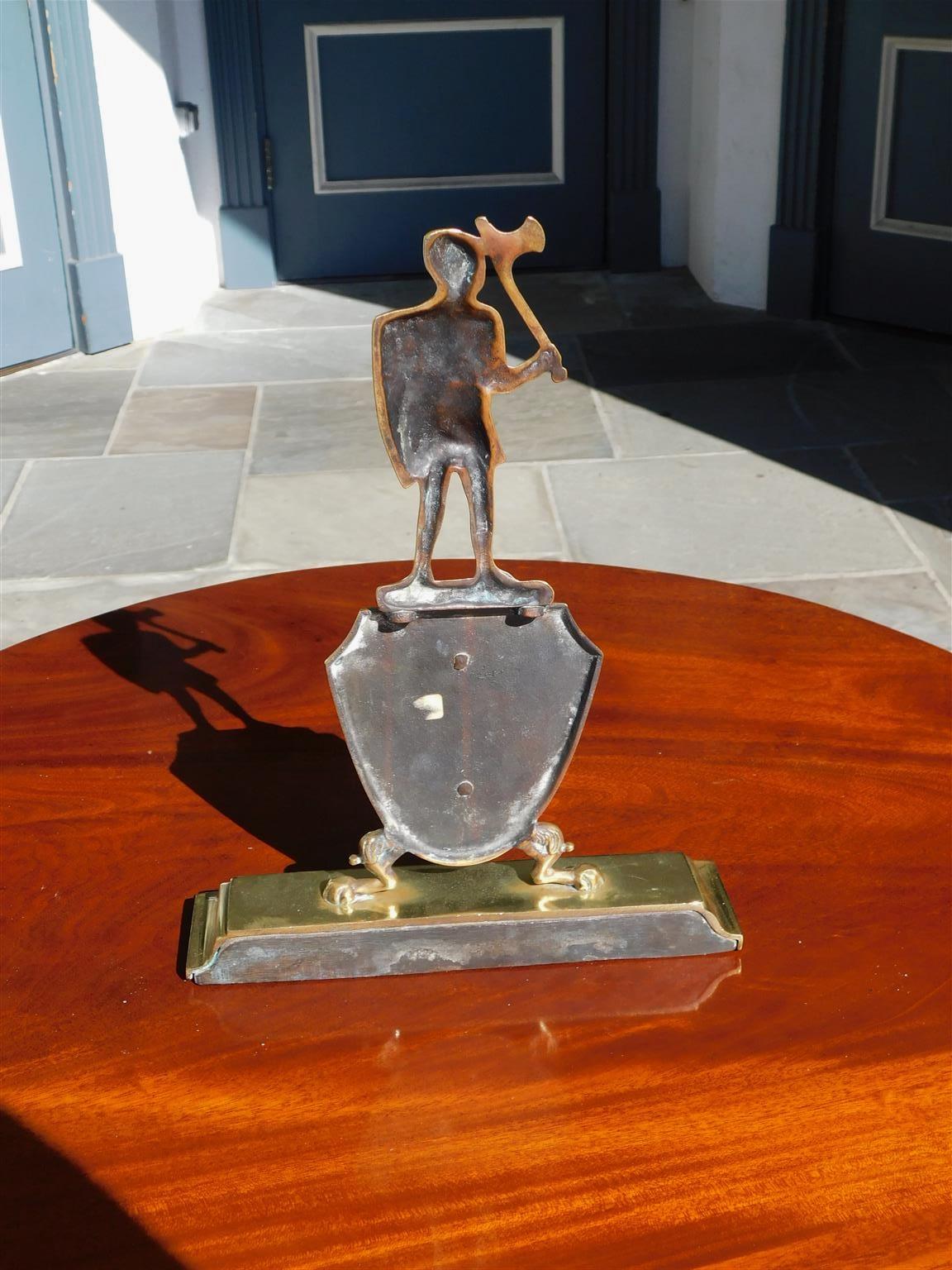 Fermaporta Figurato in ottone con scudo di cavaliere e orso e base a gradini, 1850 ca. In condizioni ottime in vendita a Charleston, SC
