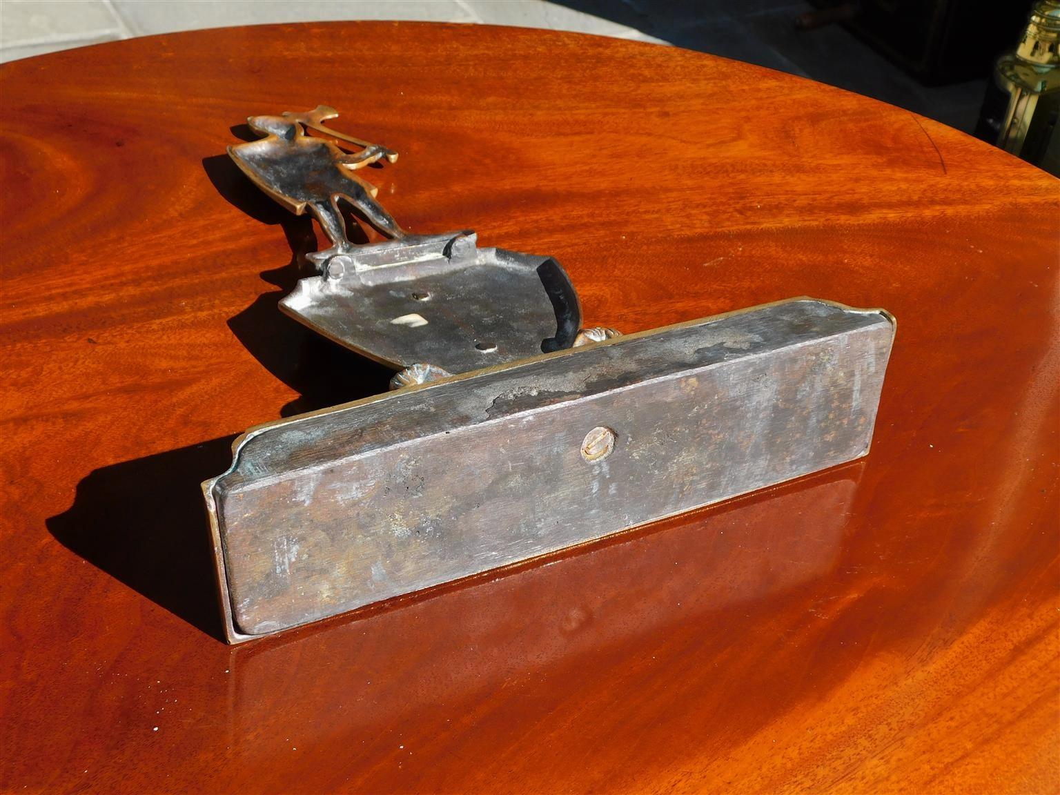 Metà XIX secolo Fermaporta Figurato in ottone con scudo di cavaliere e orso e base a gradini, 1850 ca. in vendita