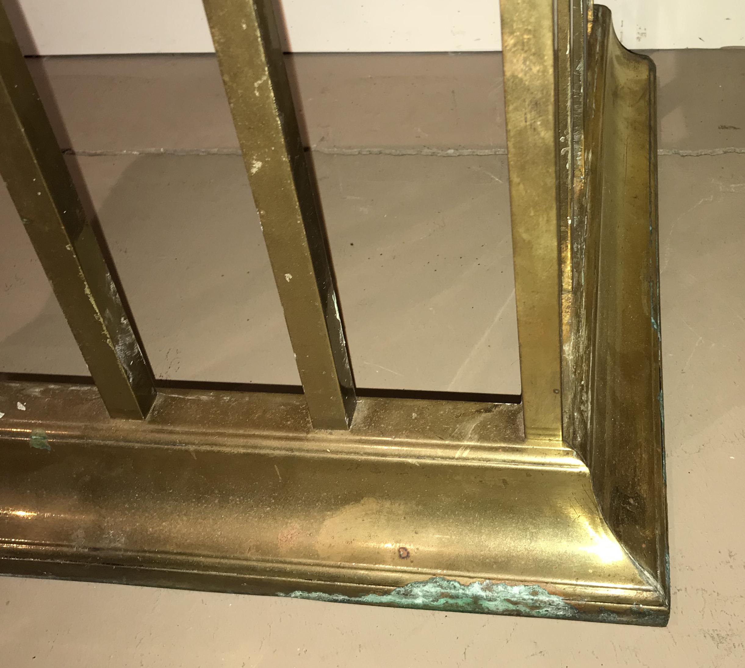 English Brass Fireplace Club Fender or Bench In Good Condition In Milford, NH