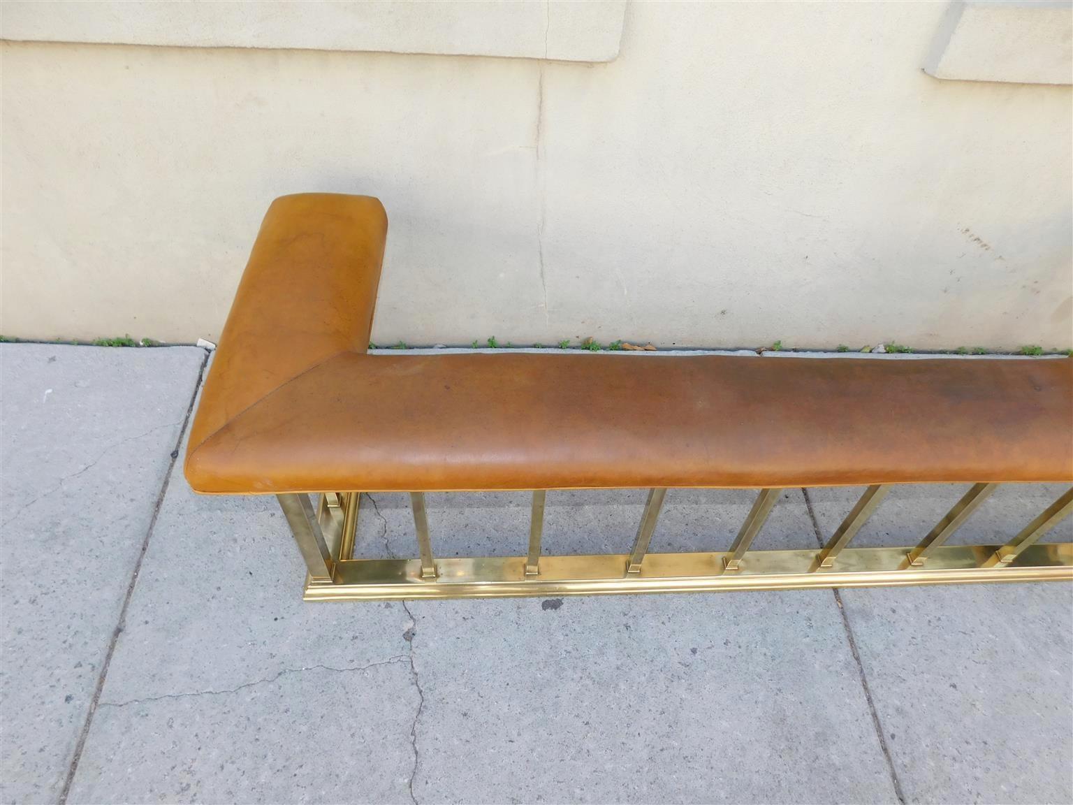 Guardabarros Inglés de Galería de Latón y Cuero Marrón con Base de Borde Moldeado, C. 1830 Vaciado en venta