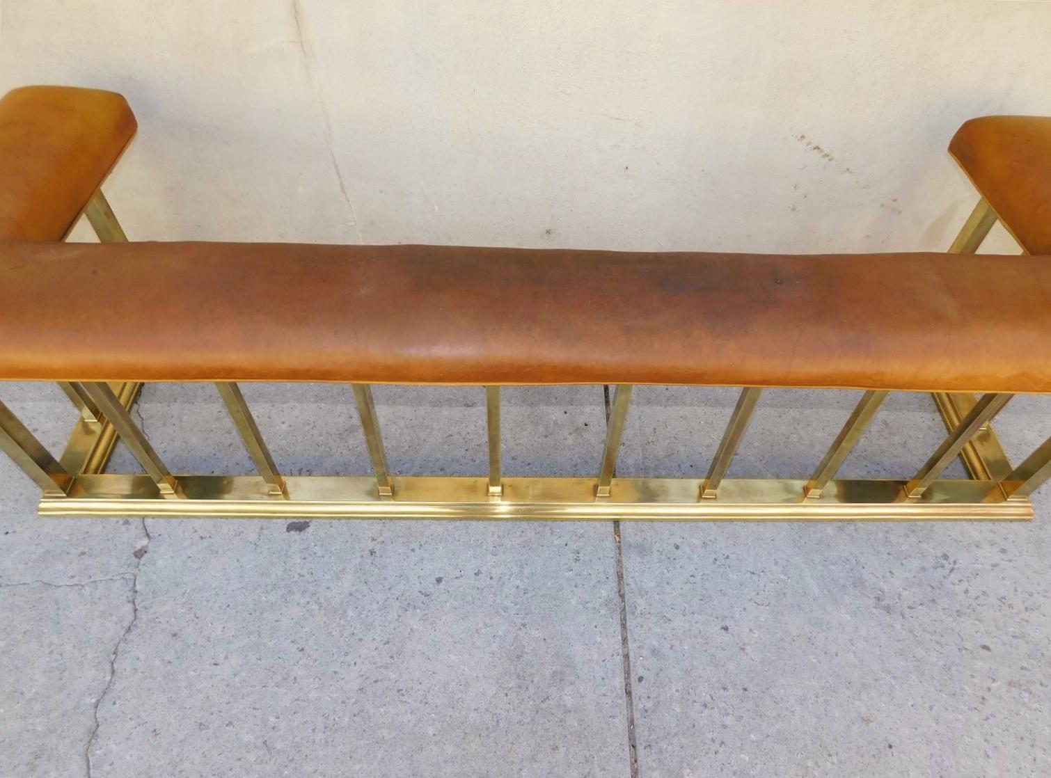 Guardabarros Inglés de Galería de Latón y Cuero Marrón con Base de Borde Moldeado, C. 1830 en Excelente estado para la venta en Charleston, SC
