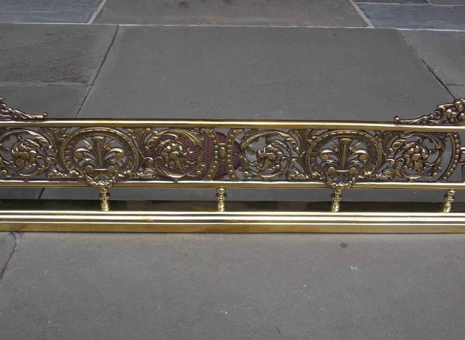 English Brass Gallery Foliage Fire Place Fender with Flanking Finials. C. 1820 In Excellent Condition For Sale In Hollywood, SC