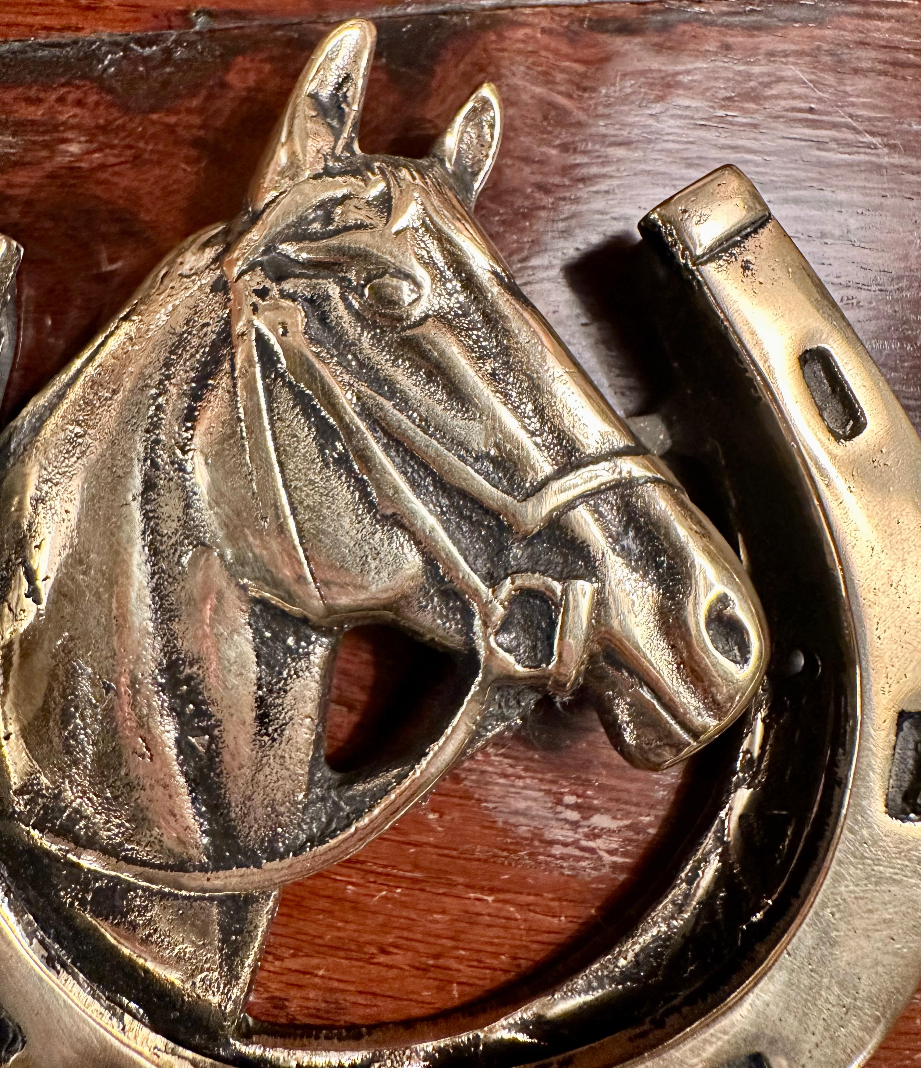 English Brass Horseshoe Door Knocker. In Good Condition For Sale In New Orleans, LA