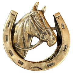 Bouton de porte en fer à cheval en laiton.