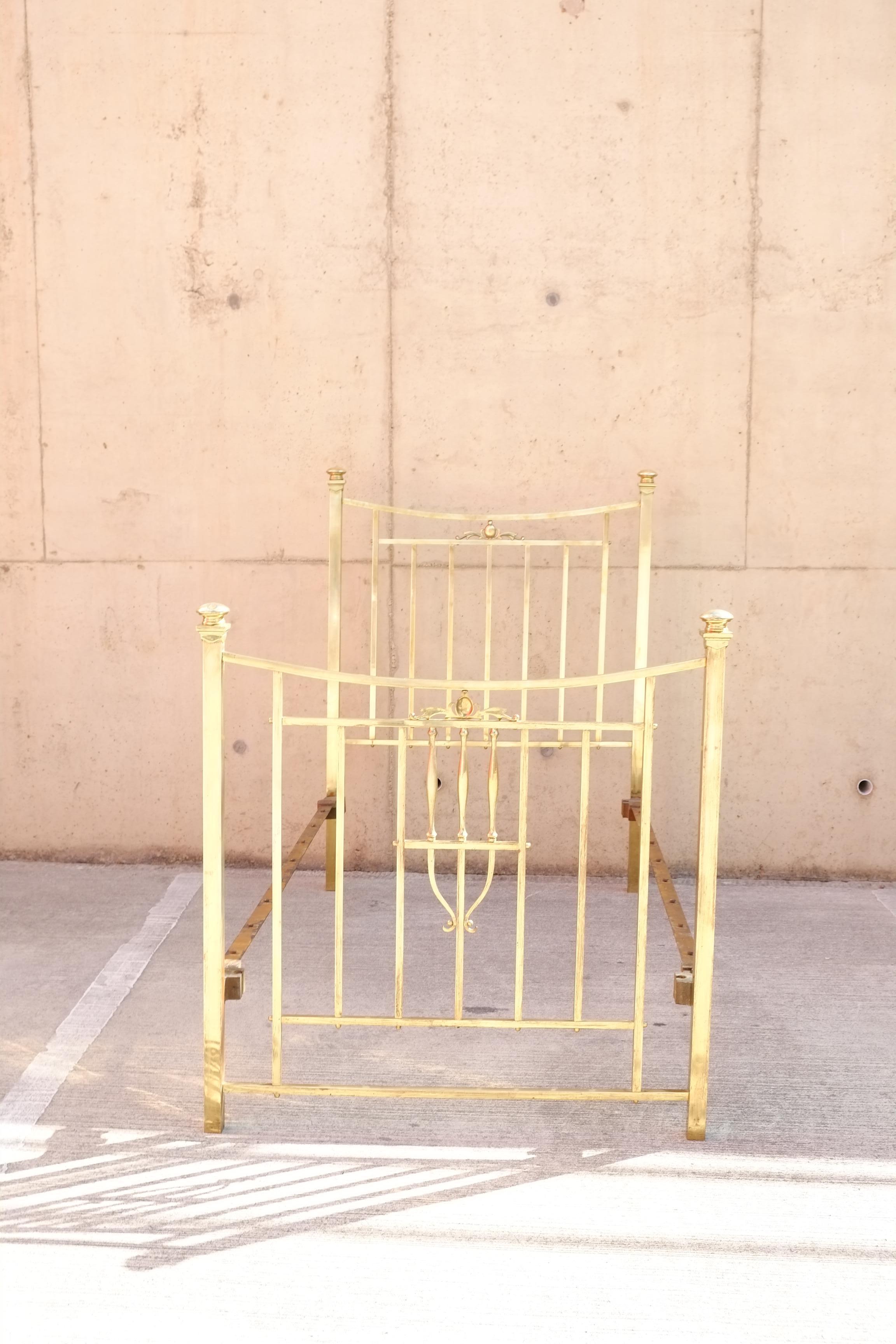 Art Nouveau Grande letto singolo inglese in ottone e ferro dei primi del Novecento in vendita