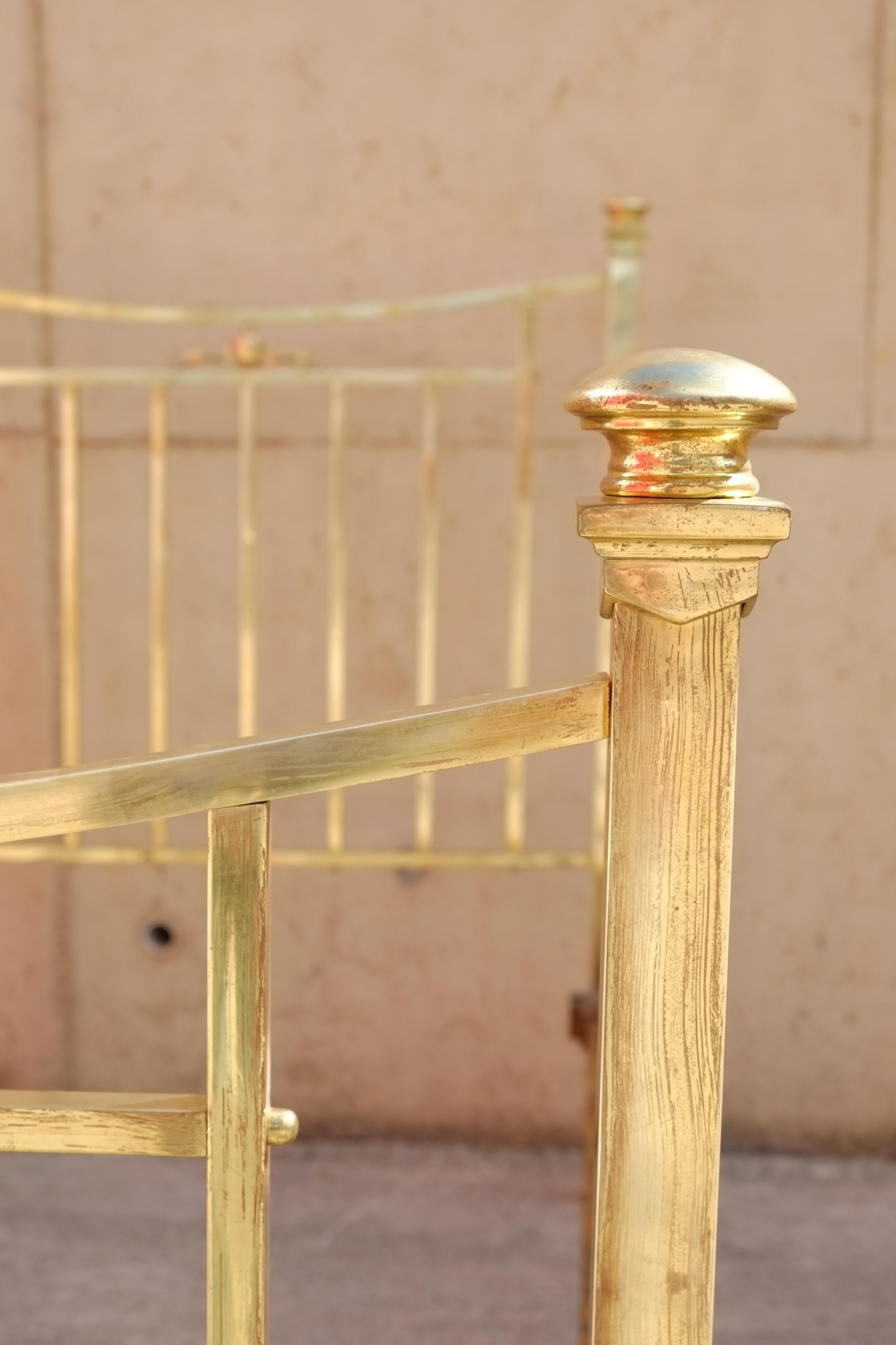 Ottone Grande letto singolo inglese in ottone e ferro dei primi del Novecento in vendita