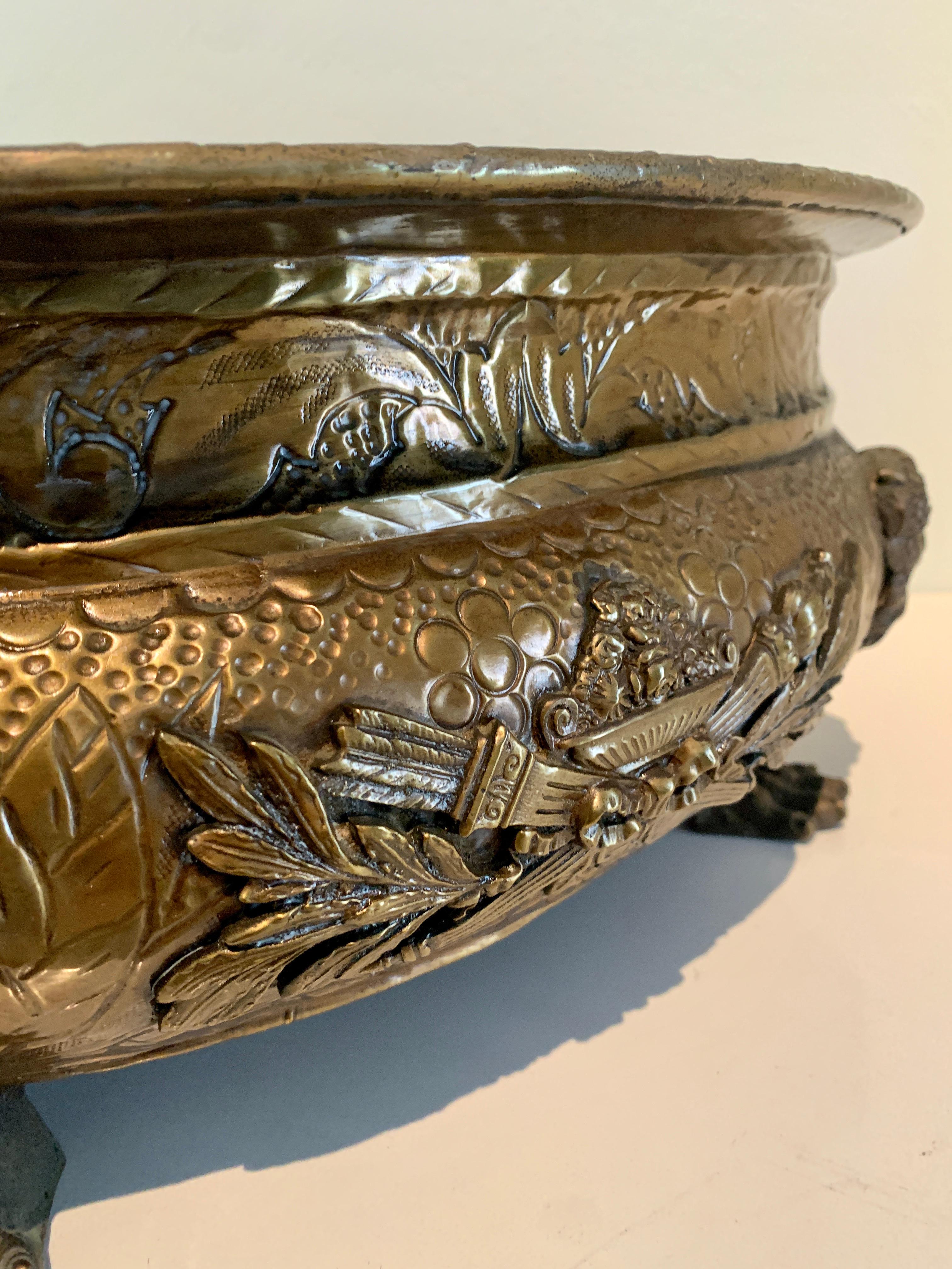 English Brass Jardiniere with Lions Heads, Rings and Paw Feet Details In Good Condition For Sale In Los Angeles, CA