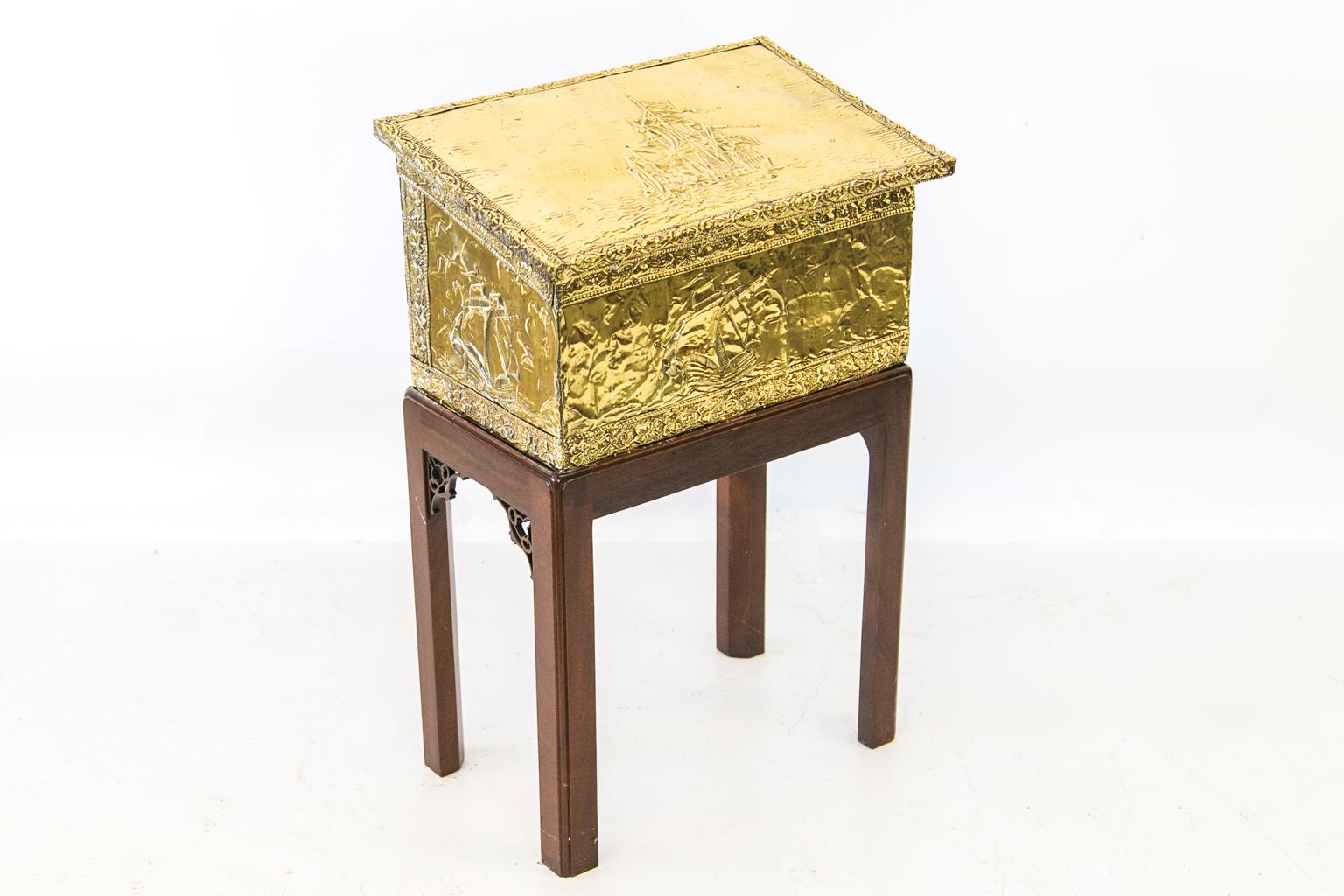 English Brass Kindling Box on Stand In Good Condition For Sale In Wilson, NC