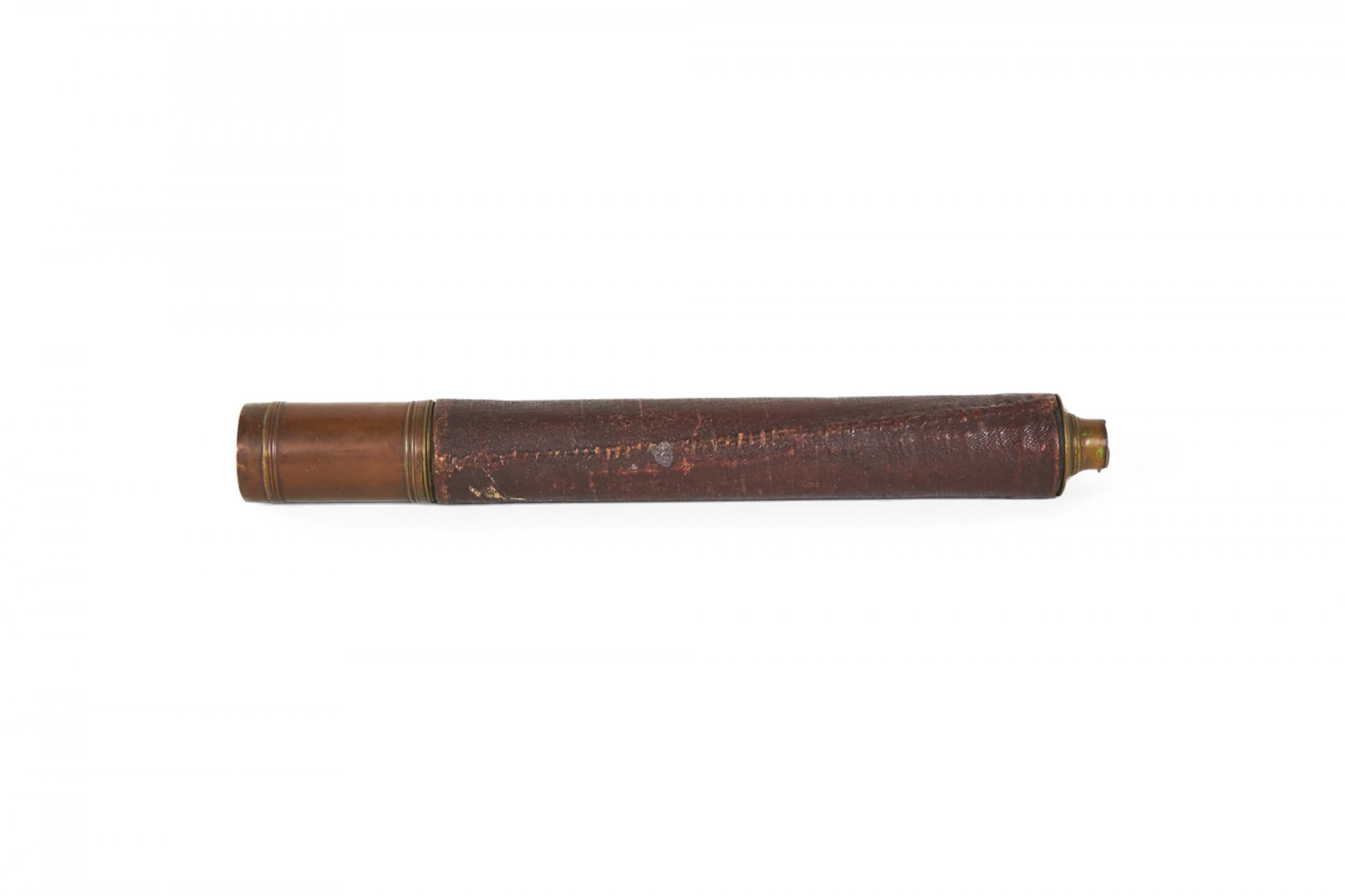 Victorien Télescope à main anglais en laiton et cuir en vente