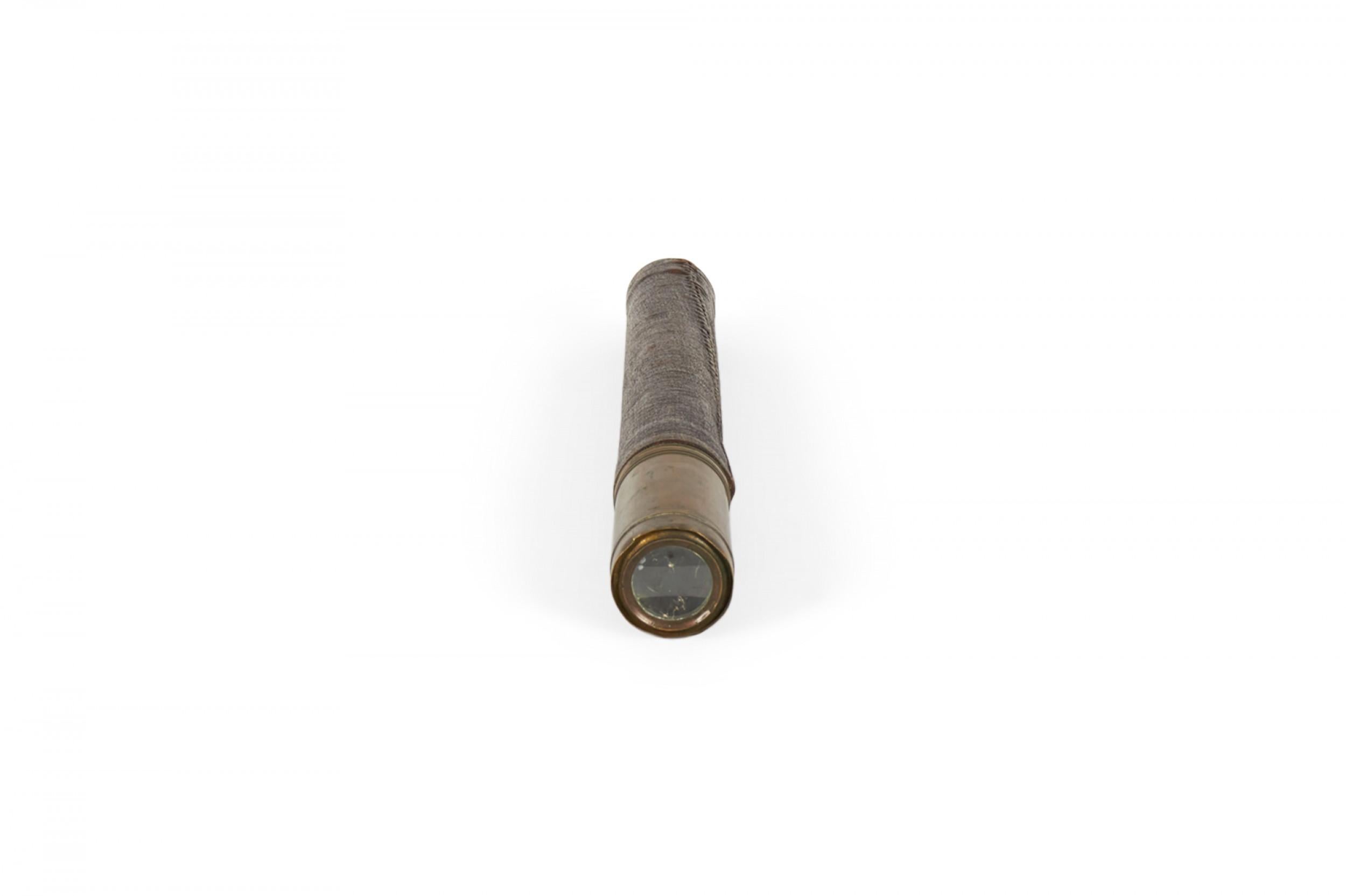 Britannique Télescope à main anglais en laiton et cuir en vente