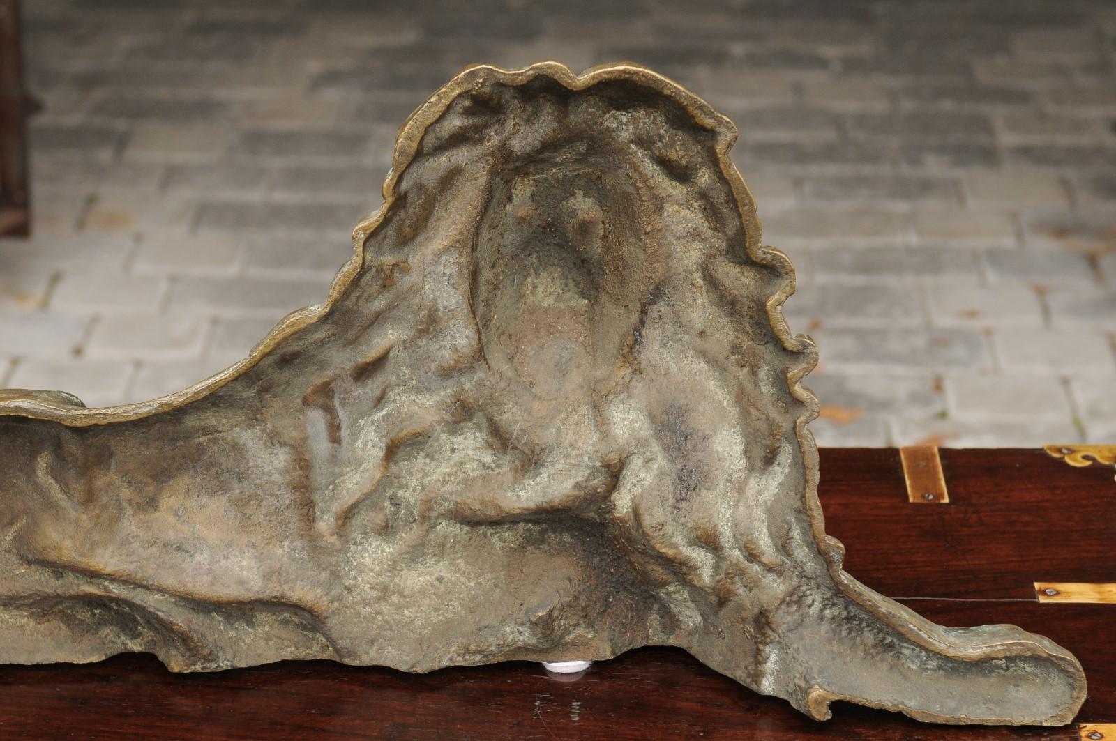 Sculpture de lion en laiton de la fin du 19e siècle en position allongée en vente 4