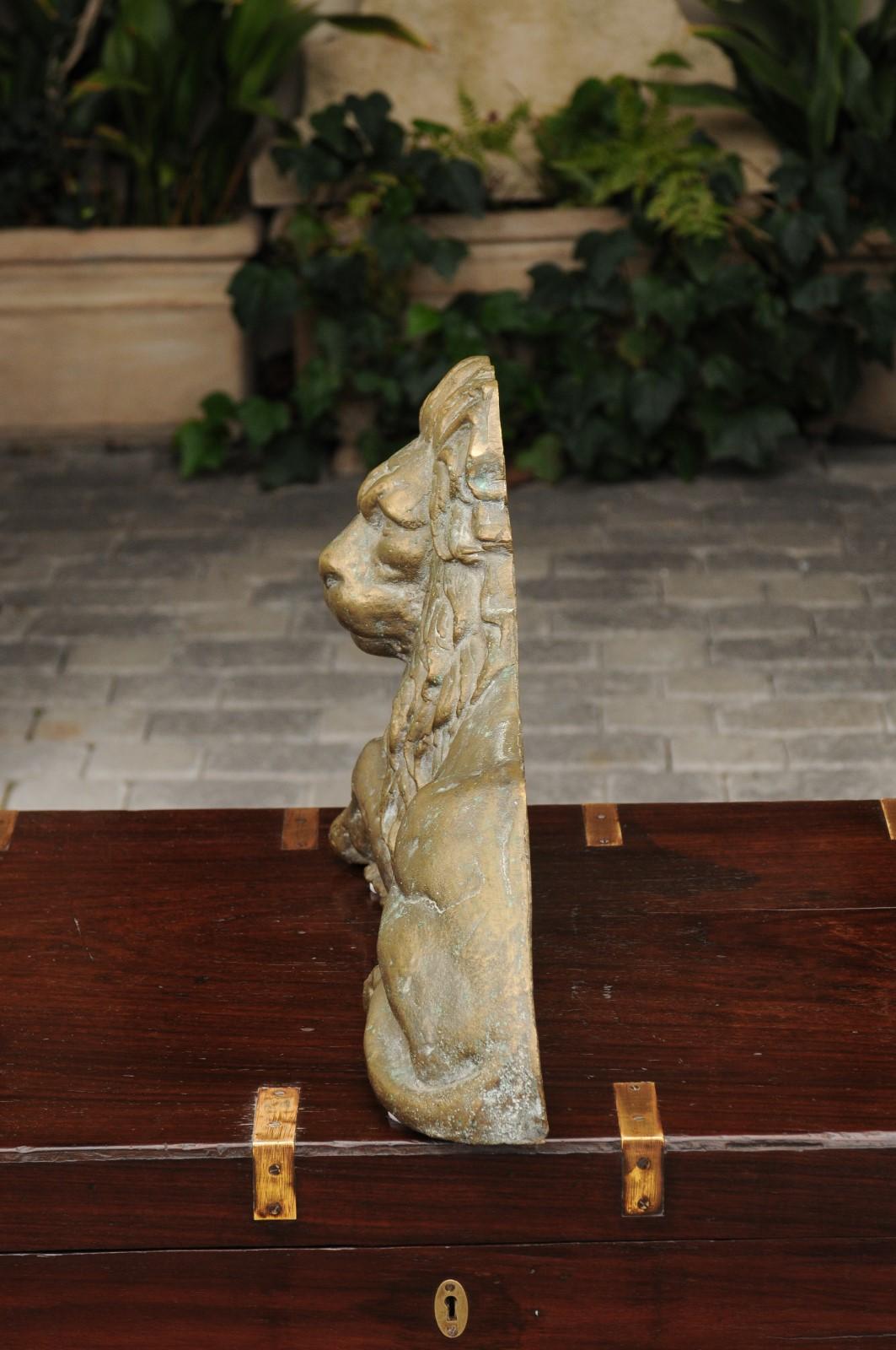 Sculpture de lion en laiton de la fin du 19e siècle en position allongée en vente 5
