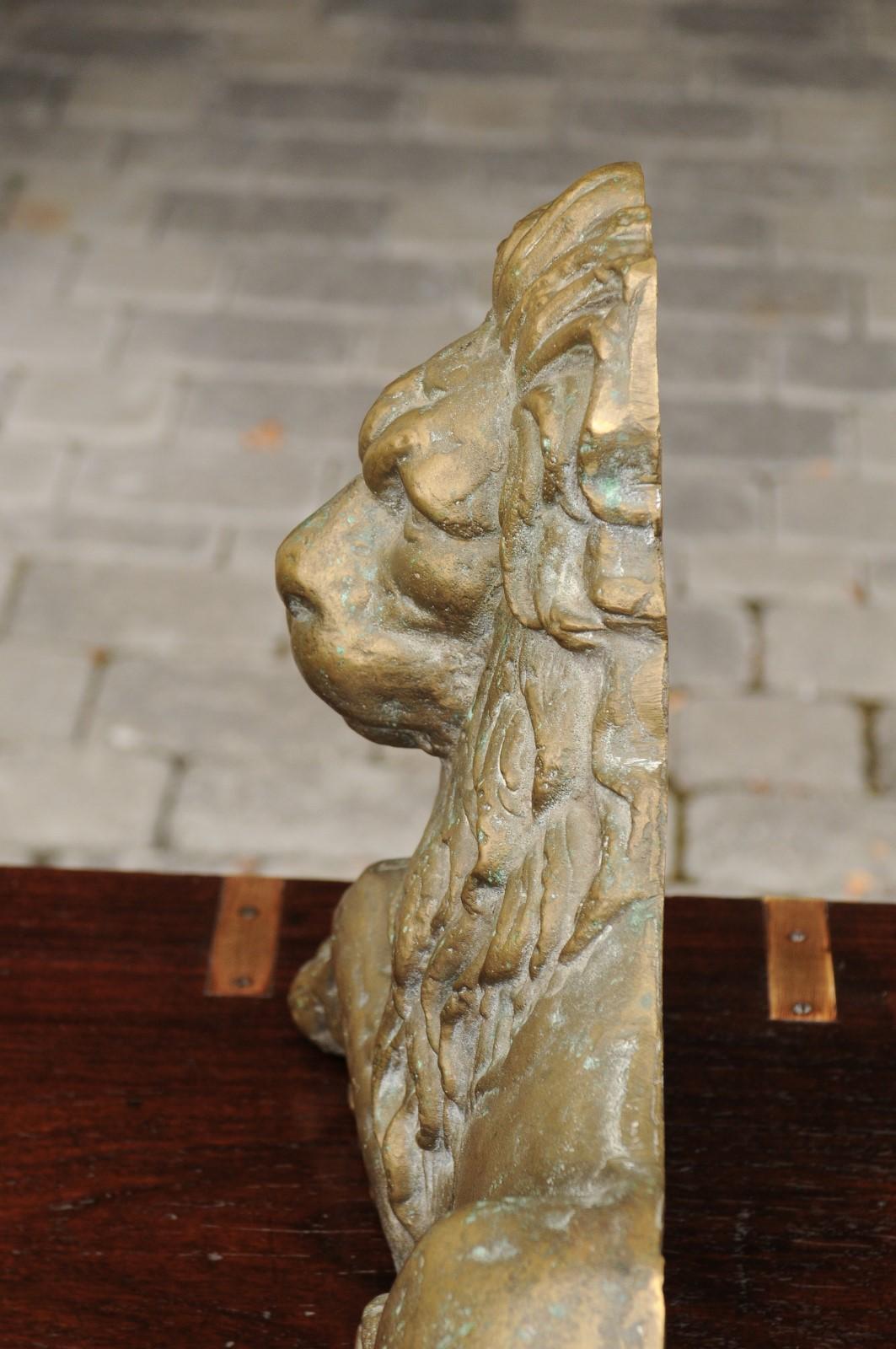 Sculpture de lion en laiton de la fin du 19e siècle en position allongée en vente 6
