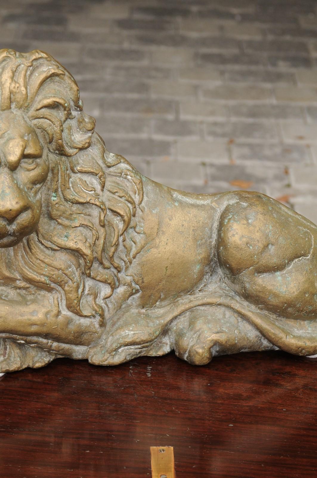 Laiton Sculpture de lion en laiton de la fin du 19e siècle en position allongée en vente