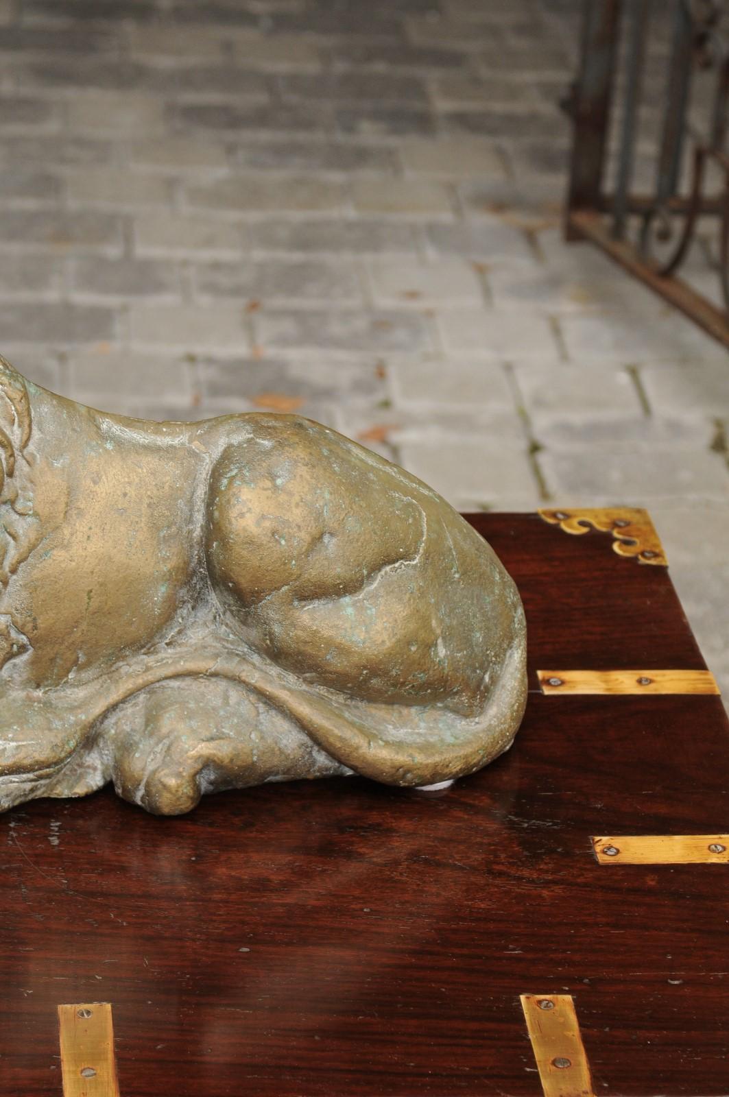 Sculpture de lion en laiton de la fin du 19e siècle en position allongée en vente 1