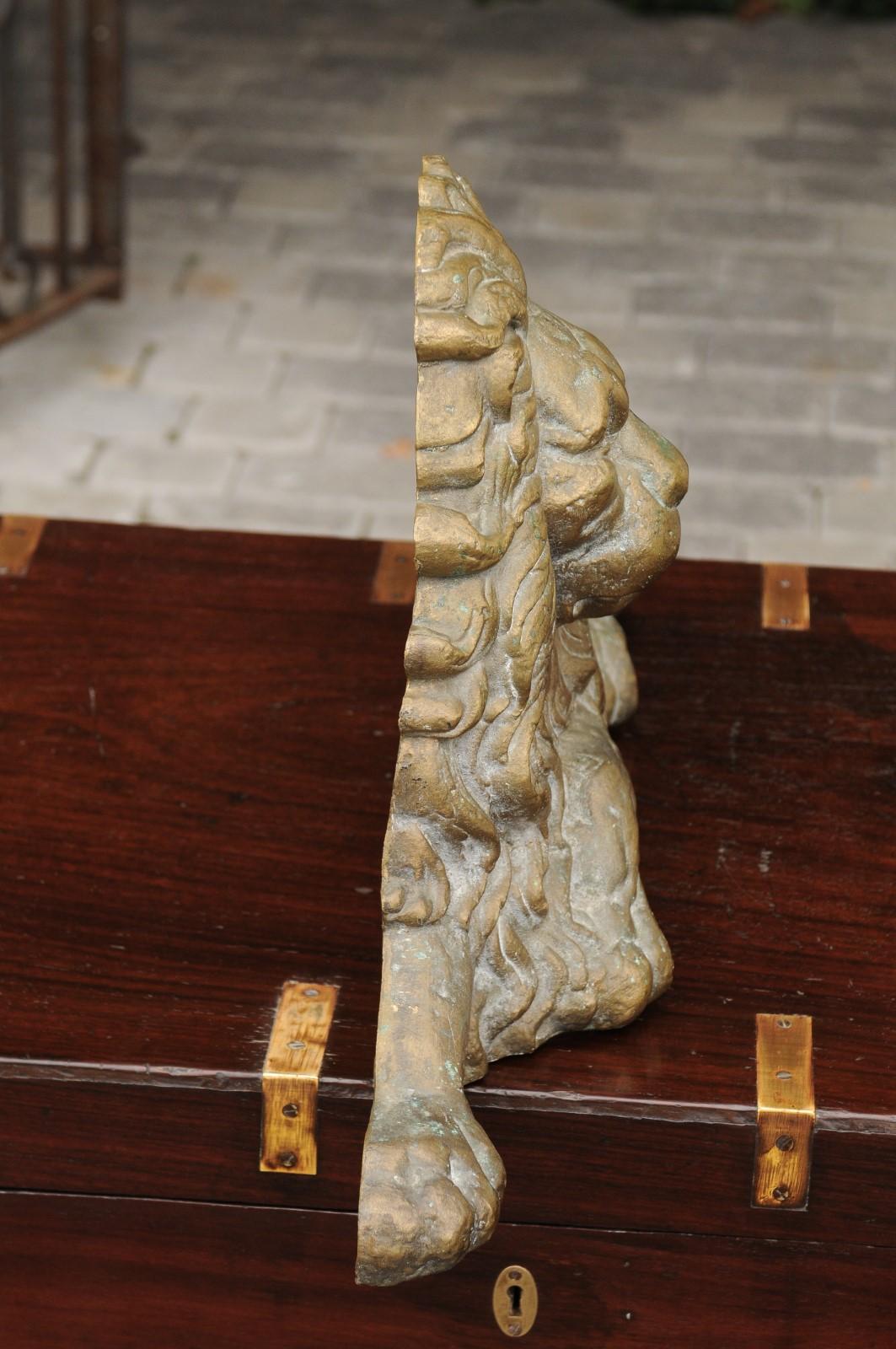 Sculpture de lion en laiton de la fin du 19e siècle en position allongée en vente 2