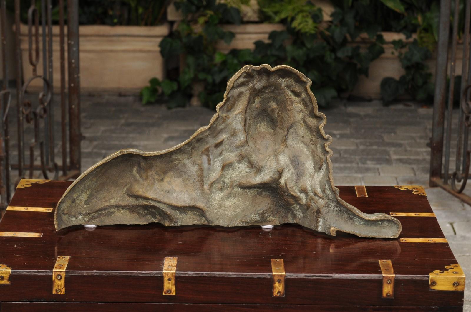 Sculpture de lion en laiton de la fin du 19e siècle en position allongée en vente 3