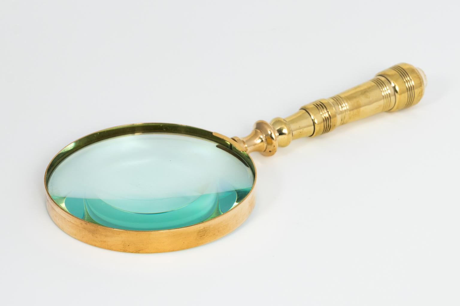English brass magnifying glass with turned detail on the handle in a polished finish, circa 1890s.
 