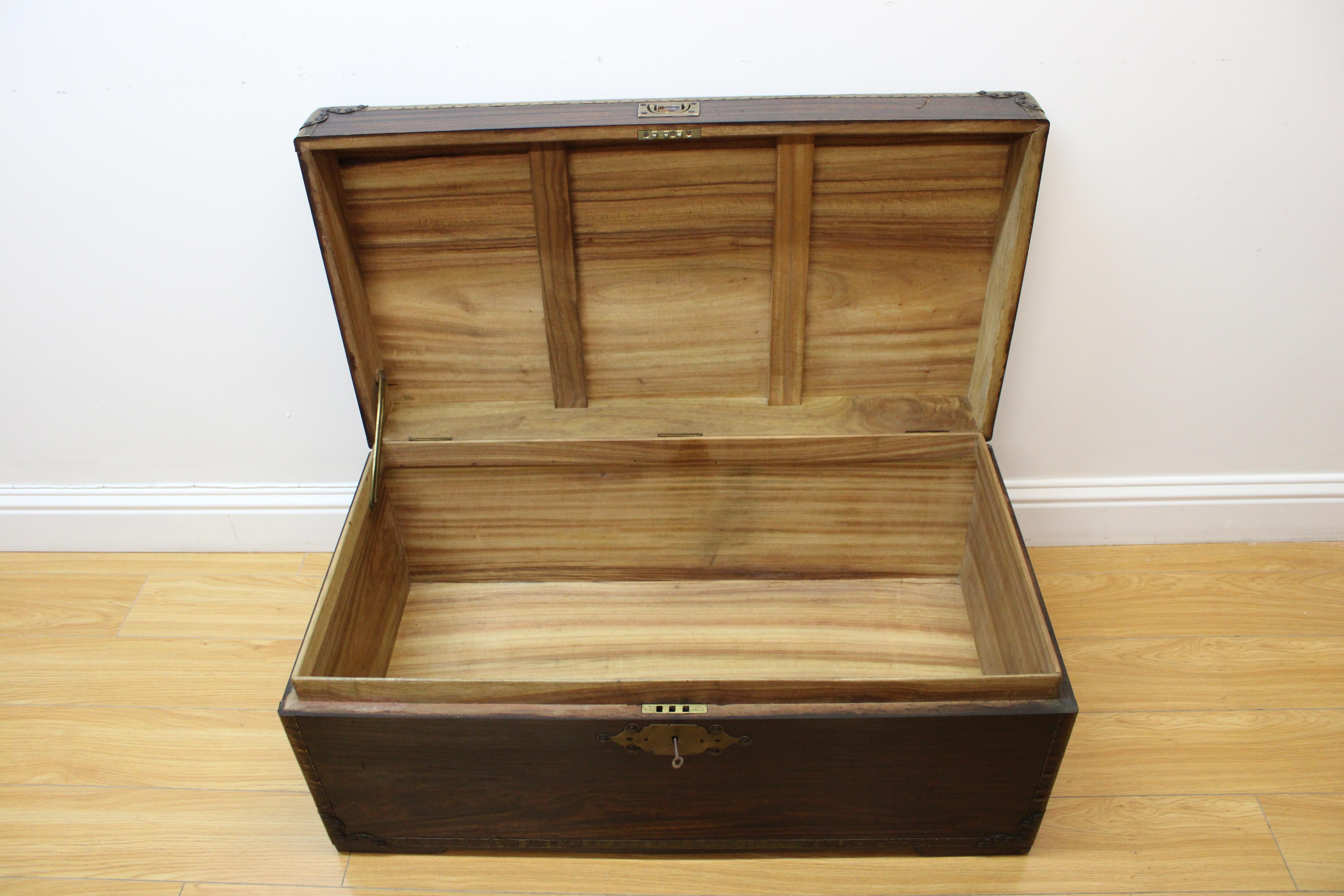 XIX secolo Baule inglese con montatura in ottone e chiave originale in vendita