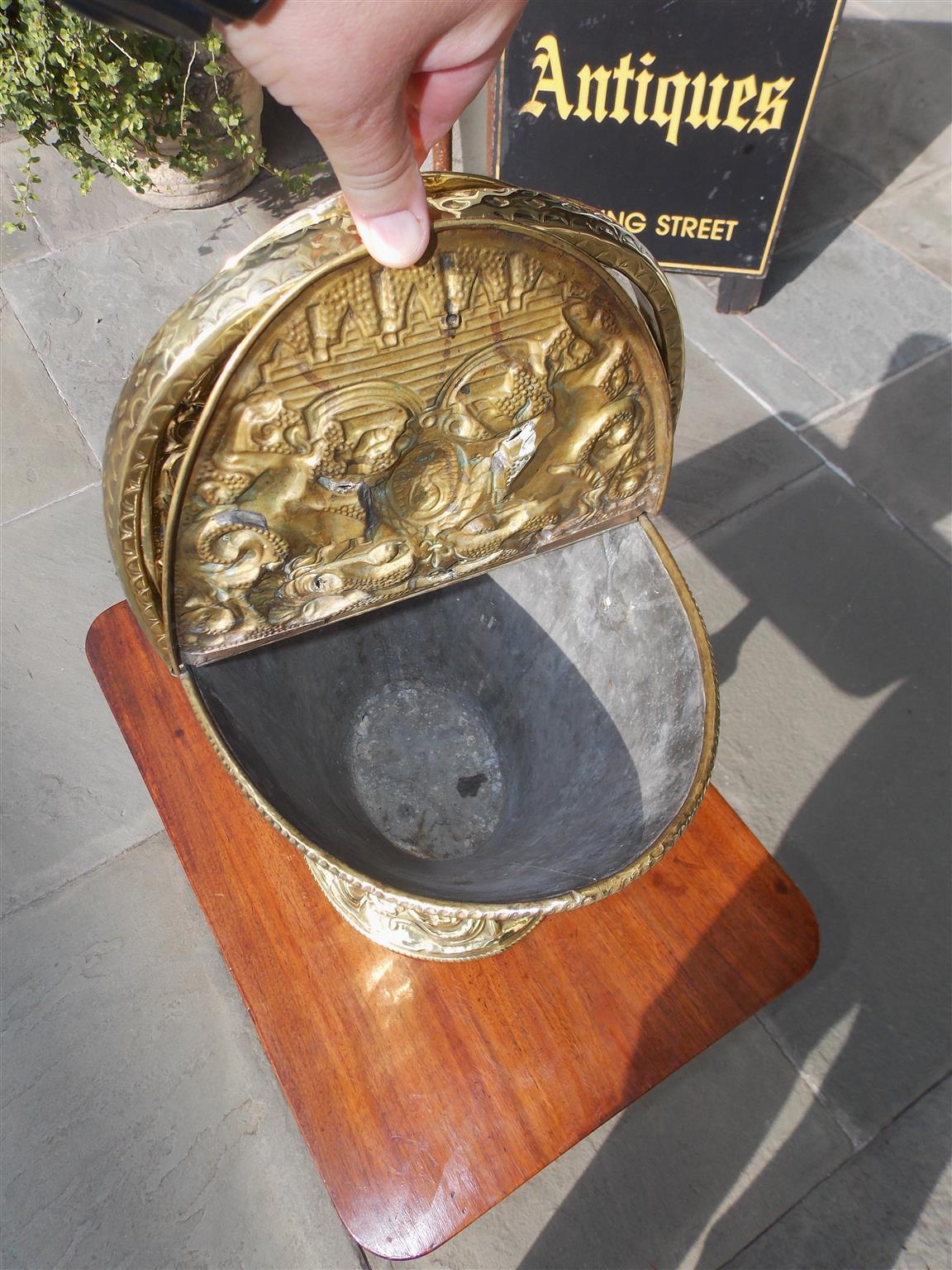 Moulage Hod de charbon en laiton anglais en forme de navette avec une licorne évasée et un écusson en forme de lion. C. 1850 en vente