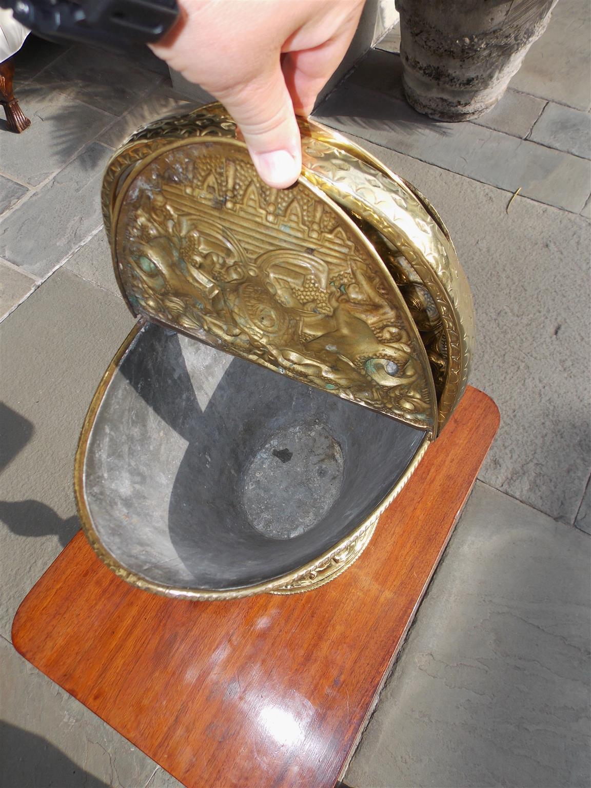 Hod de charbon en laiton anglais en forme de navette avec une licorne évasée et un écusson en forme de lion. C. 1850 Excellent état - En vente à Hollywood, SC