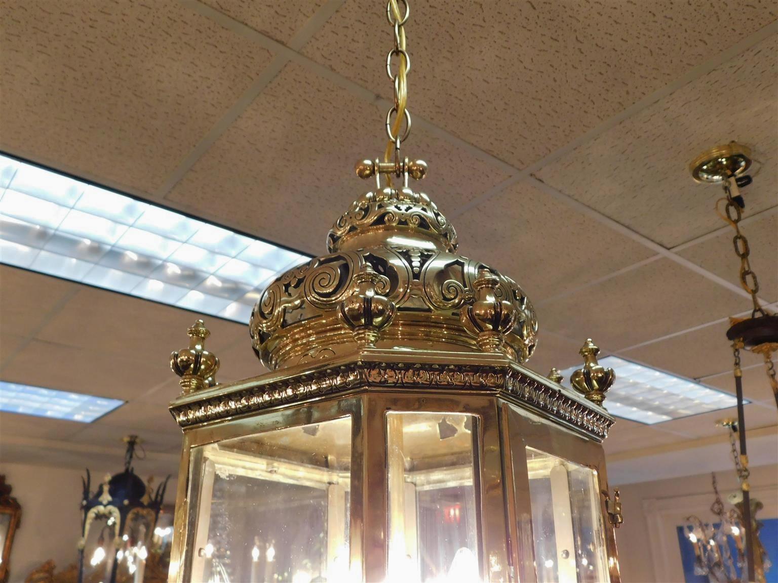 Englische Messing Achteck dekorative ziselierte Kuppel Glas Halle Laterne, um 1820 (George III.) im Angebot