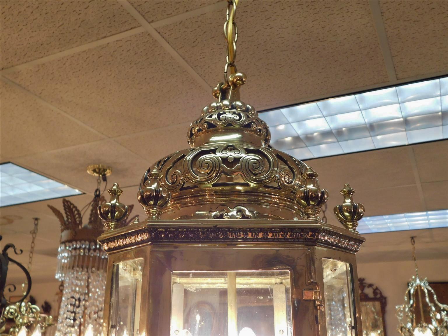 Englische Messing Achteck dekorative ziselierte Kuppel Glas Halle Laterne, um 1820 (Graviert) im Angebot