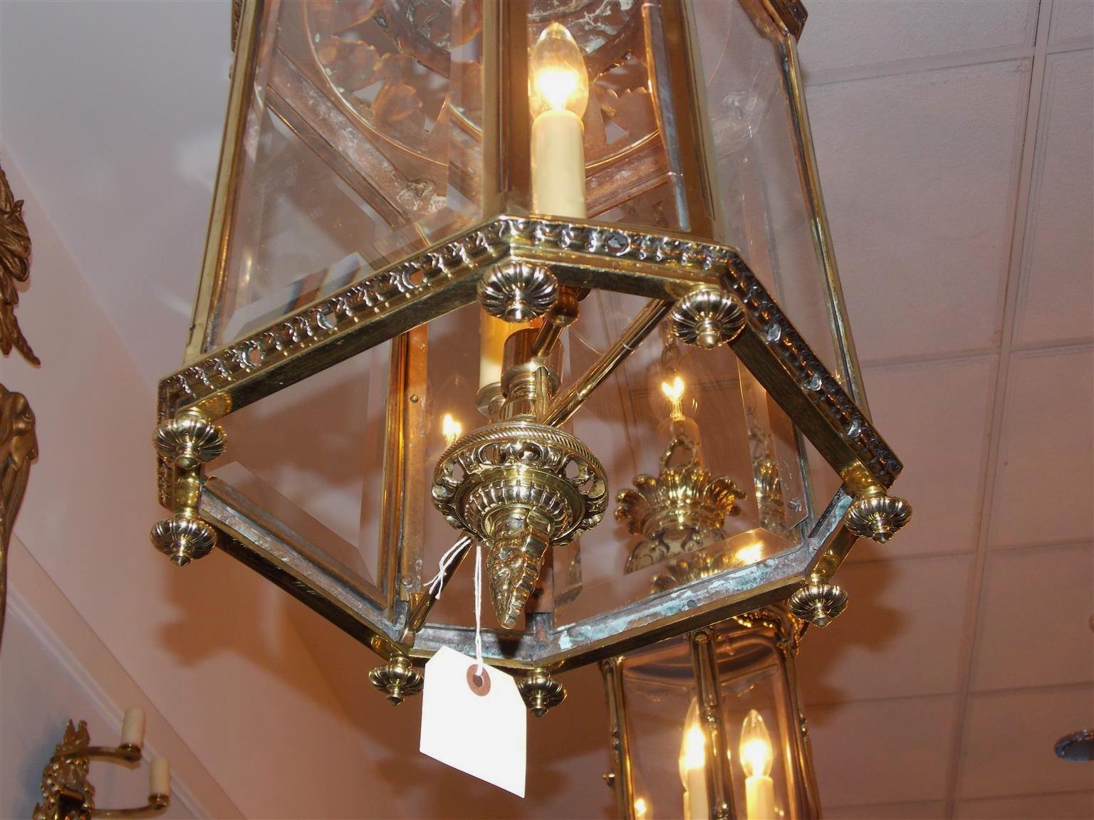 English Brass Octagon Decorative Dome and Beveled Glass Hall Lantern, Circa 1820 im Zustand „Hervorragend“ in Hollywood, SC