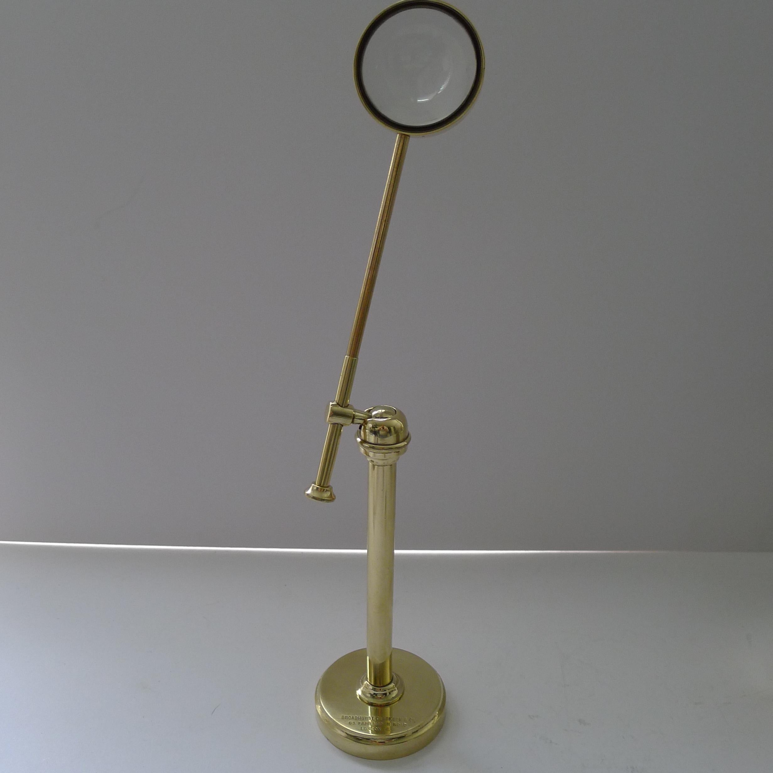 English Brass Pivoting Magnifying Glass on Stand c.1915 - Signed In Good Condition For Sale In Bath, GB