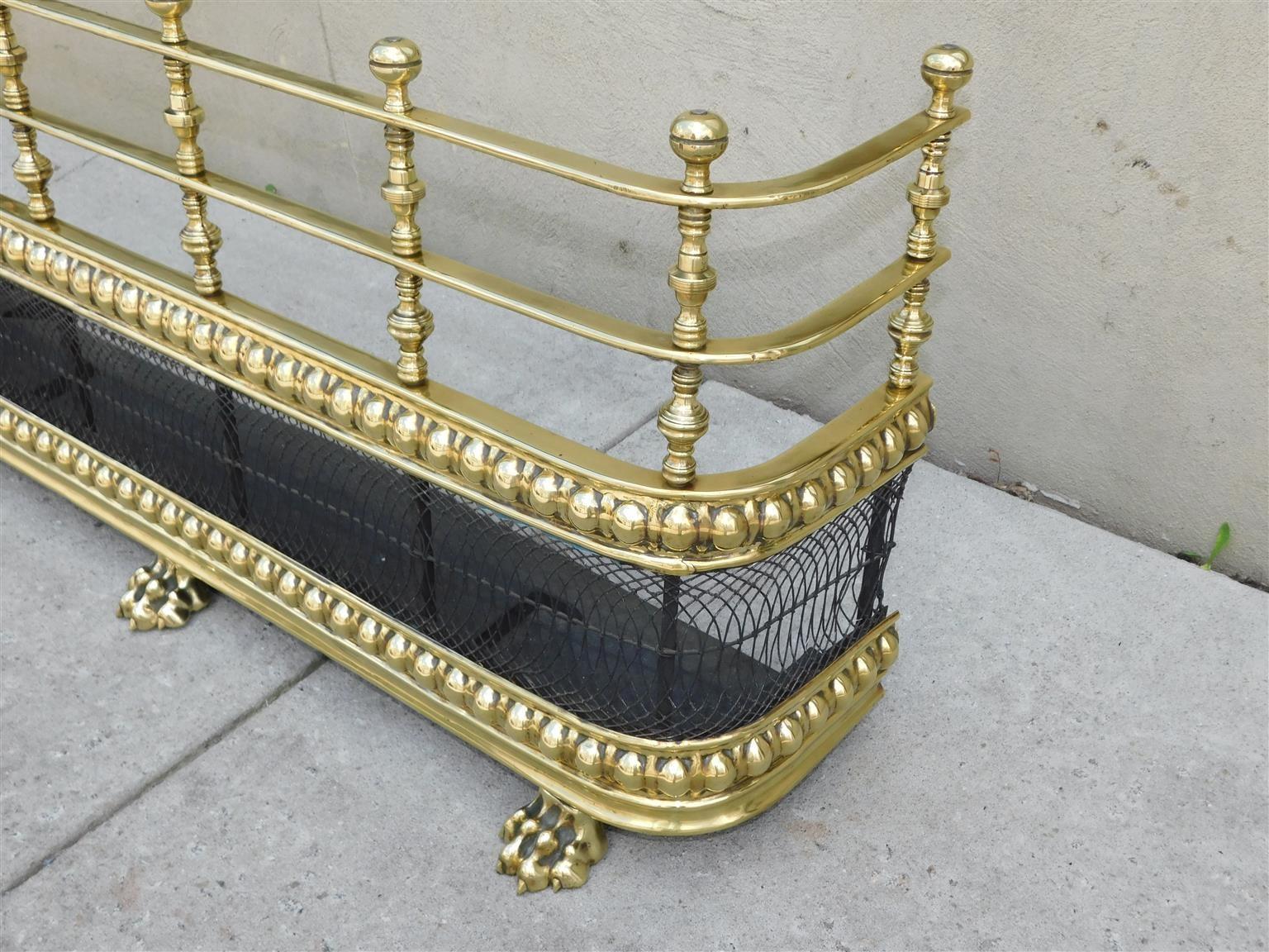 Defensa de chimenea con remate de latón inglés y agradable obra artística, C 1780 en venta 2